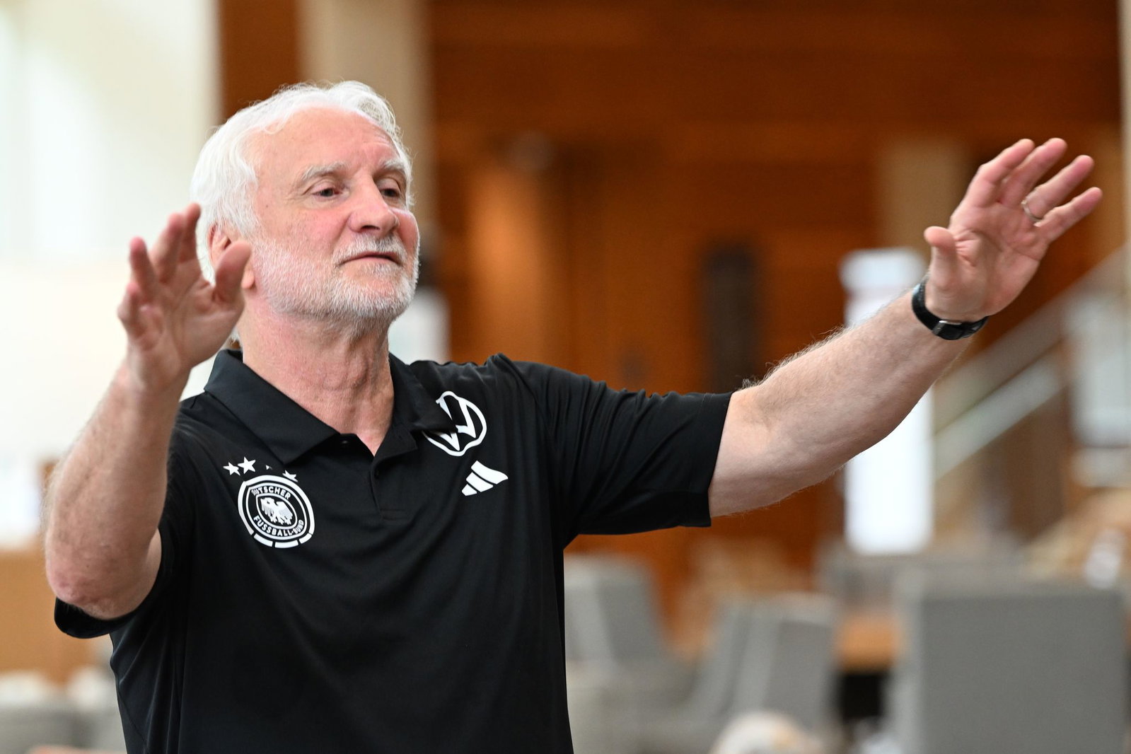 Rudi Völler zerstreut vor dem ersten K.-o-Spiel die Zweifel am Erfolg der DFB-Elf. 