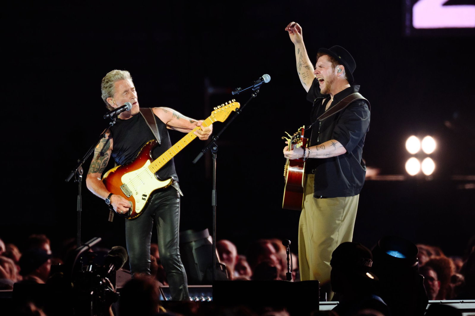 Maffay (l-r) und Oerding spielen gemeinsam auf der Bühne im Hamburger Volksparkstadion.