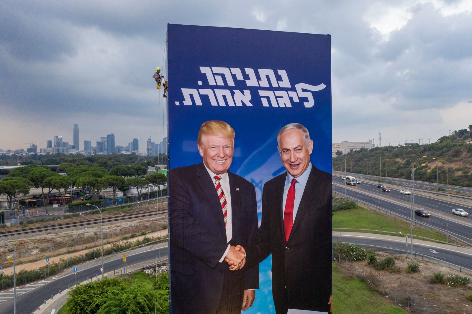 Wahlkampfplakat der rechtskonservativen Likud-Partei aus dem Jahre 2019, das den Ministerpräsidenten Benjamin Netanjahu (r) und US-Präsident Donald Trump zeigt. (Archivbild)