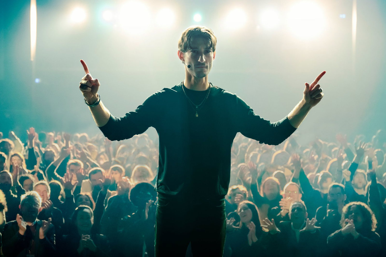 In dem Film spielt Pierre Niney Frankreichs meistgefolgten Selbsthilfe-Coach Mathieu «Matt» Vasseur.
