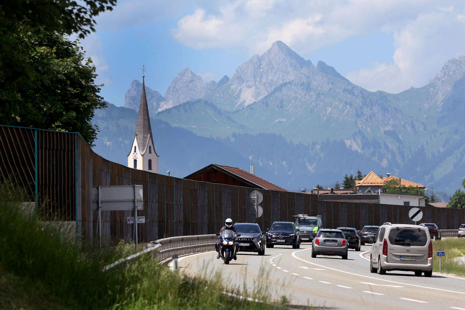 Anwohner demonstrieren gegen die Verkehrsbelastung auf der Fernpassstraße. (Archivbild)