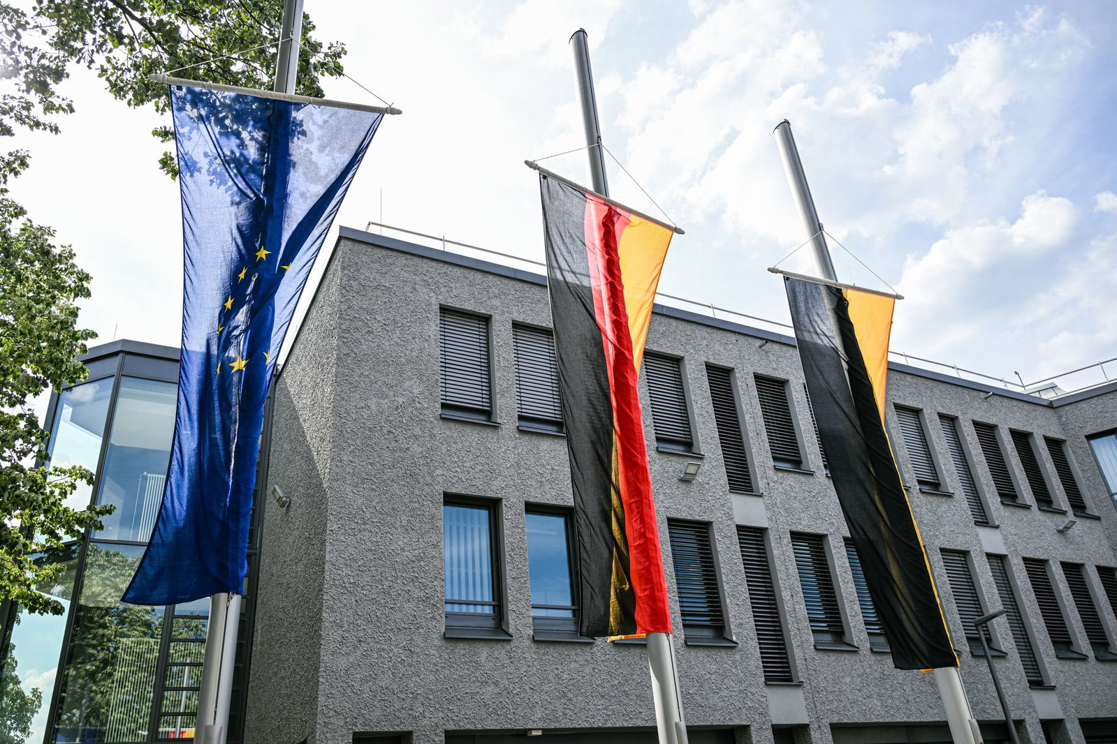 Vor dem Gebäude der Polizei in Aalen sind die Fahnen aus Trauer auf Halbmast.
