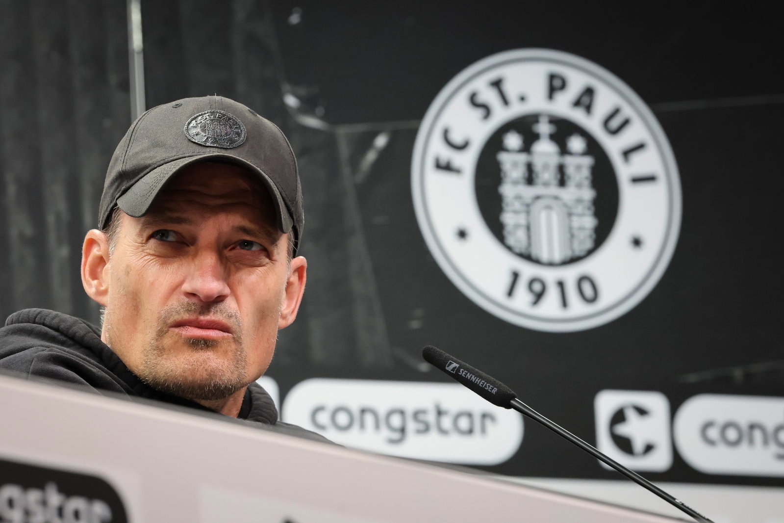 Trainer Alexander Blessin und der FC St. Pauli gehen wohl getrennte Wege. (Archivbild)