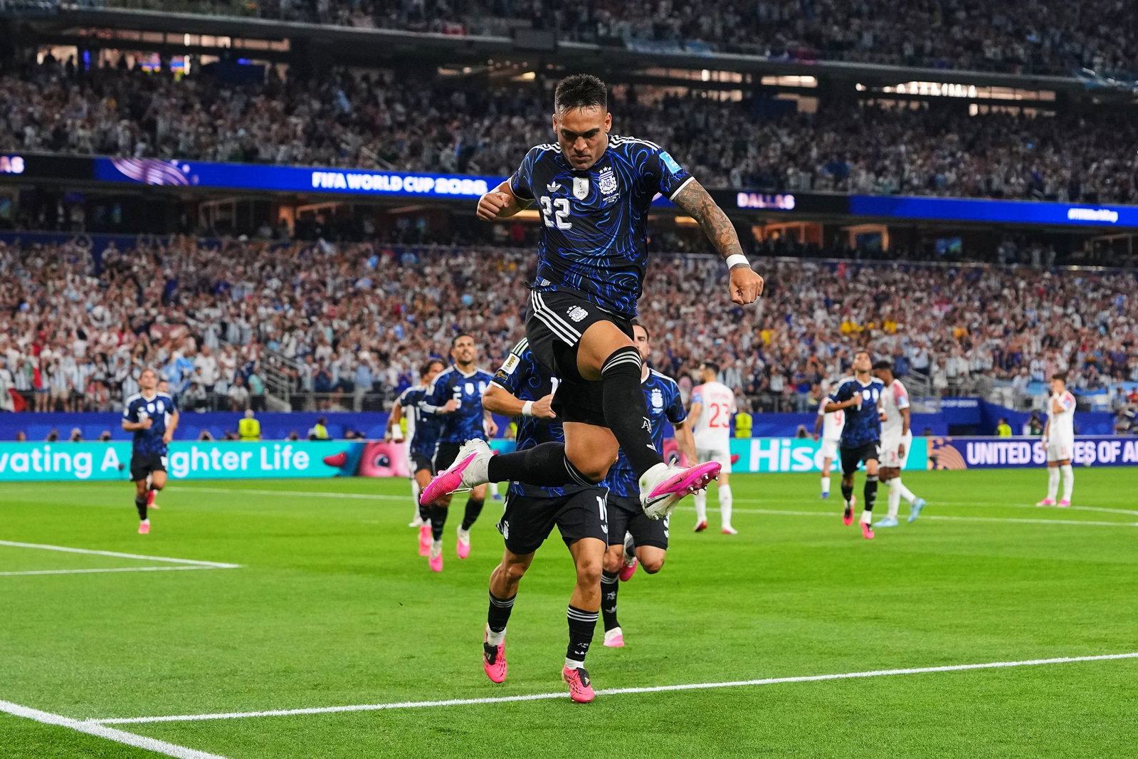 Lautaro Martínez  bejubelt seinen Treffer zum 2:0.