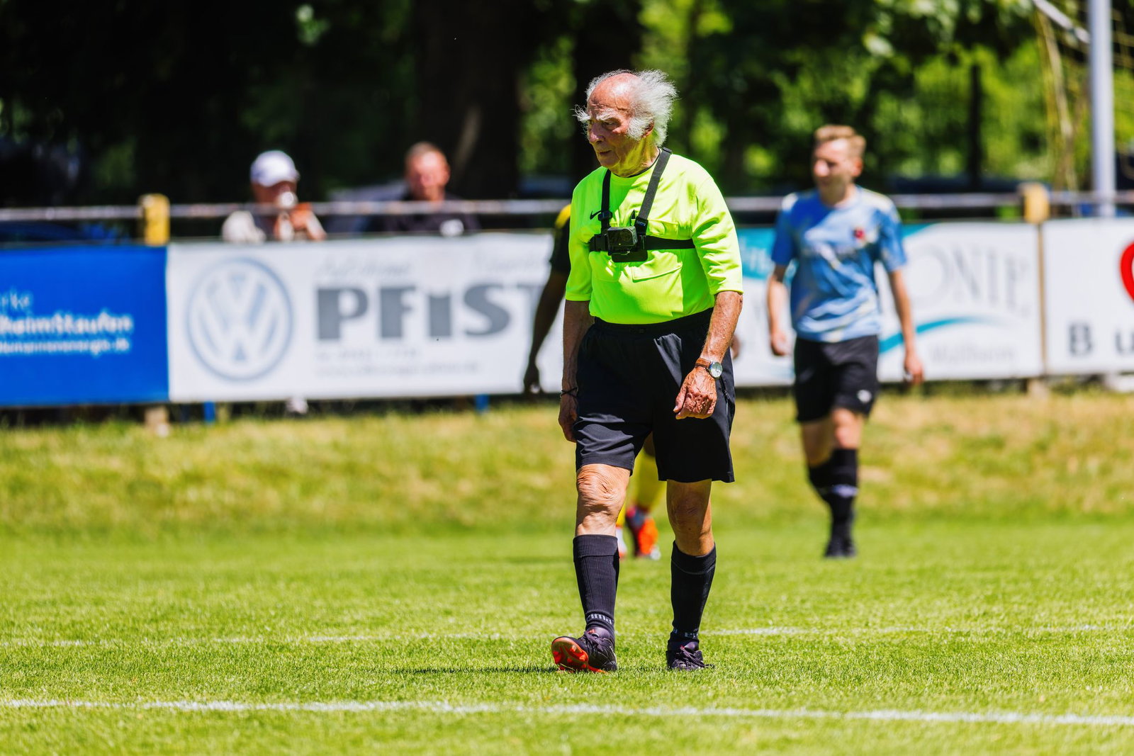 Hatte den Respekt der Jugend: Schiedsrichter Werner Ziebold.