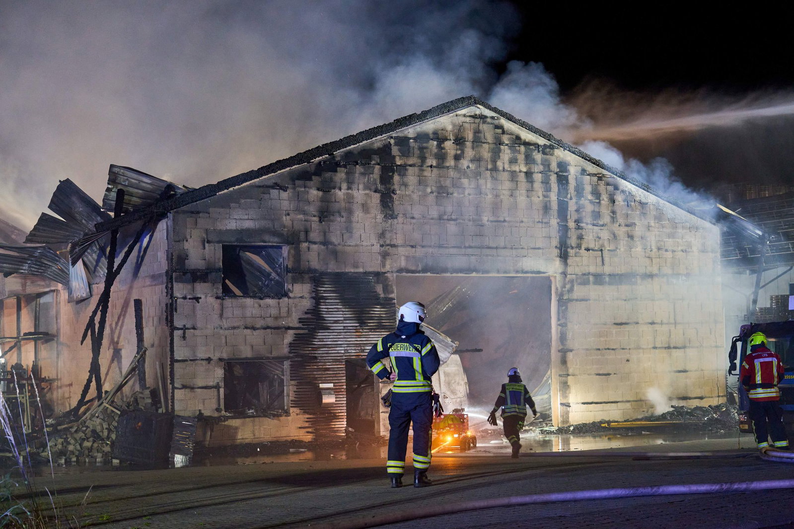 Die Zimmerei wird durch das Feuer komplett zerstört. 