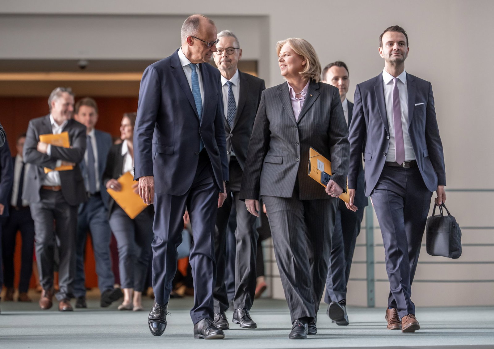 Bundeskanzler Friedrich Merz (CDU) und Sozialministerin Bärbel Bas (SPD) haben viel Lob für die Vorschläge der Rentenkommission.