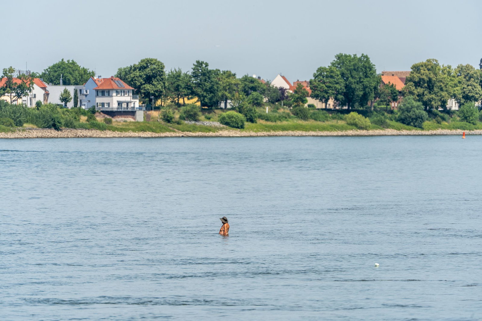 So sieht der Rhein bei Biblis aus. Hier nicht nur auf dem Flussgrund zu stehen, sondern in die Strommitte zu schwimmen kann lebensgefährlich sein.