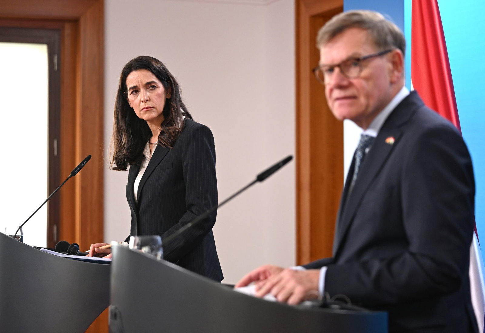 Außenminister Johann Wadephul (CDU) äußert sich bei einer Pressekonferenz mit seiner ungarischen Kollegin Anita Orbán auch zum Vorgehen Israels im Westjordanland und möglichen neuen Sanktionen.