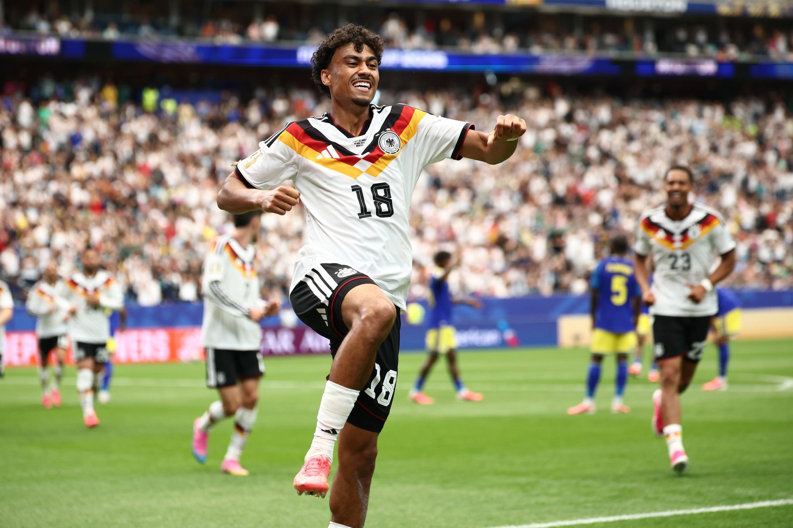 Ein Stern geht auf in Houston: Nathaniel Brown hebt ab nach seinem ersten Länderspieltor beim WM-Debüt.
