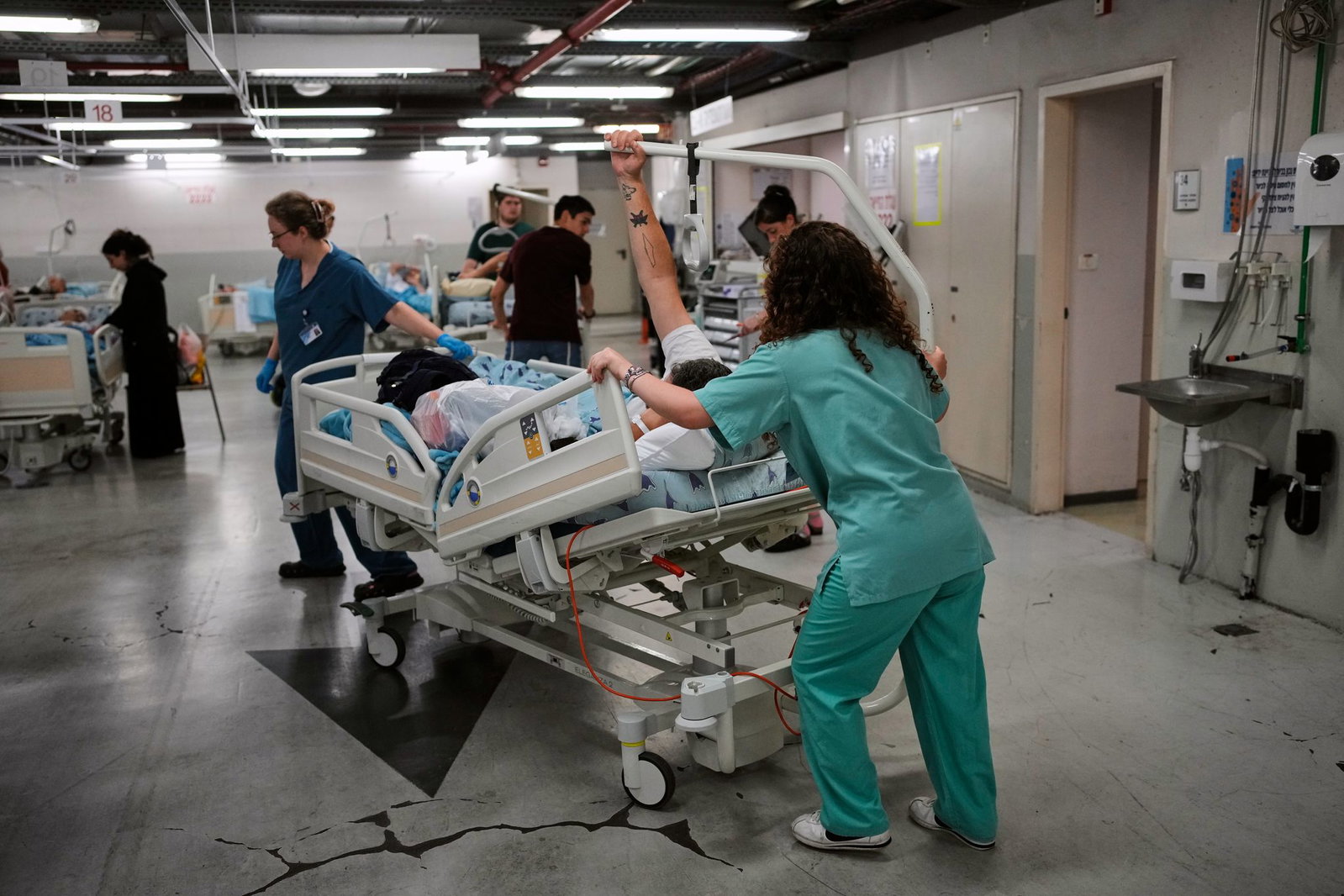 Patienten in Israel werden nach einem iranischen Raketenangriff in eine geschützte unterirdische Einrichtung gebracht. 
