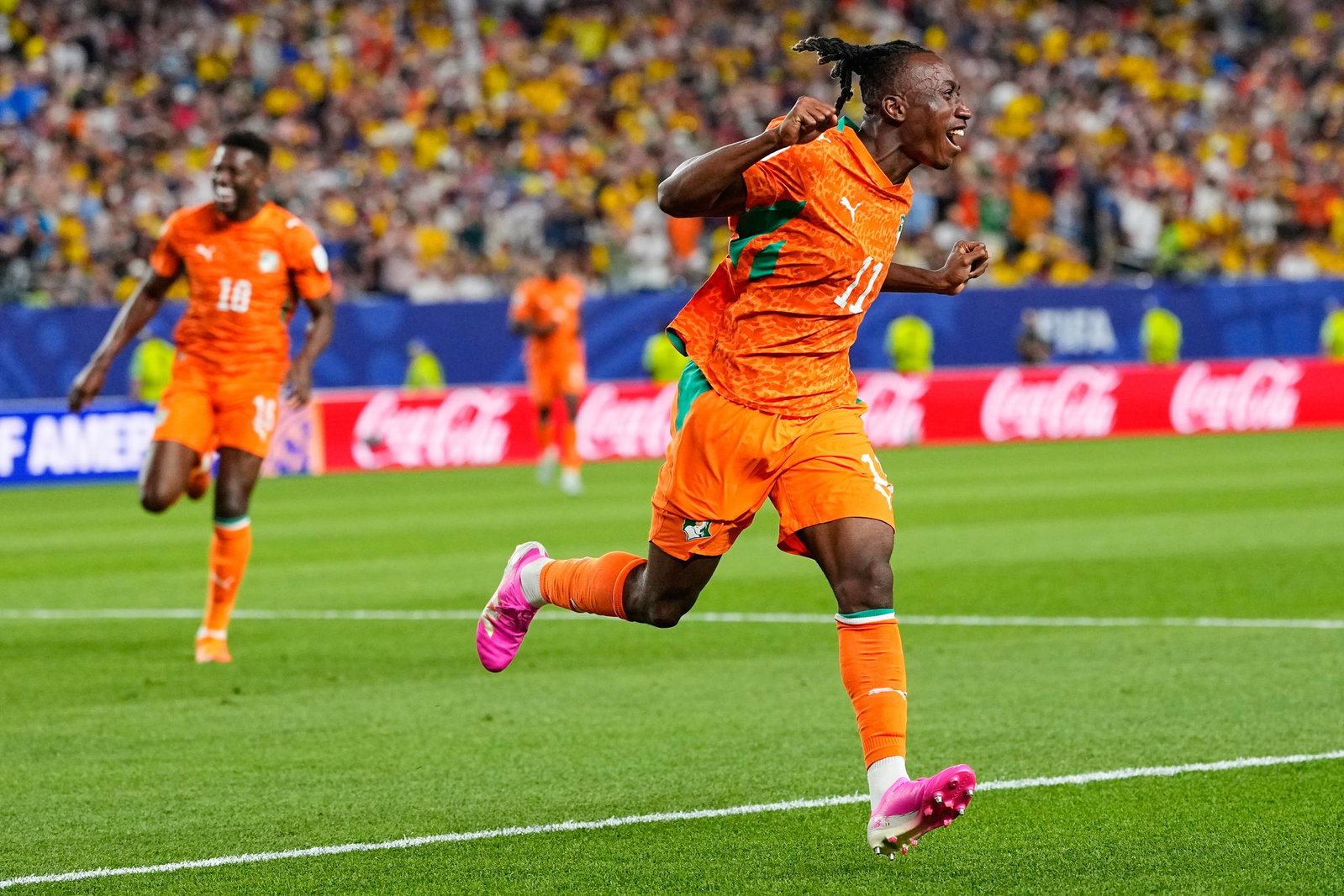 Deutschlands nächster WM-Gegner Elfenbeinküste bejubelt einen Sieg gegen Ecuador.