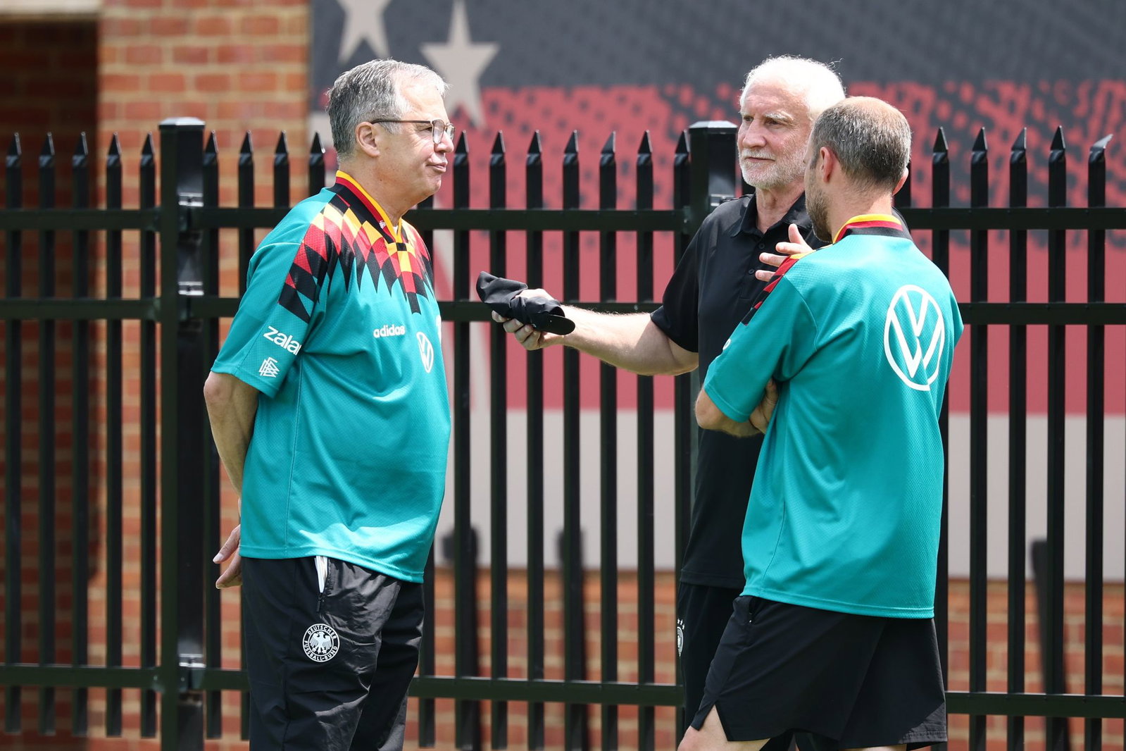 DFB-Geschäftsführer Andreas Rettig und Rudi Völler haben beim Training viel zu bereden. 