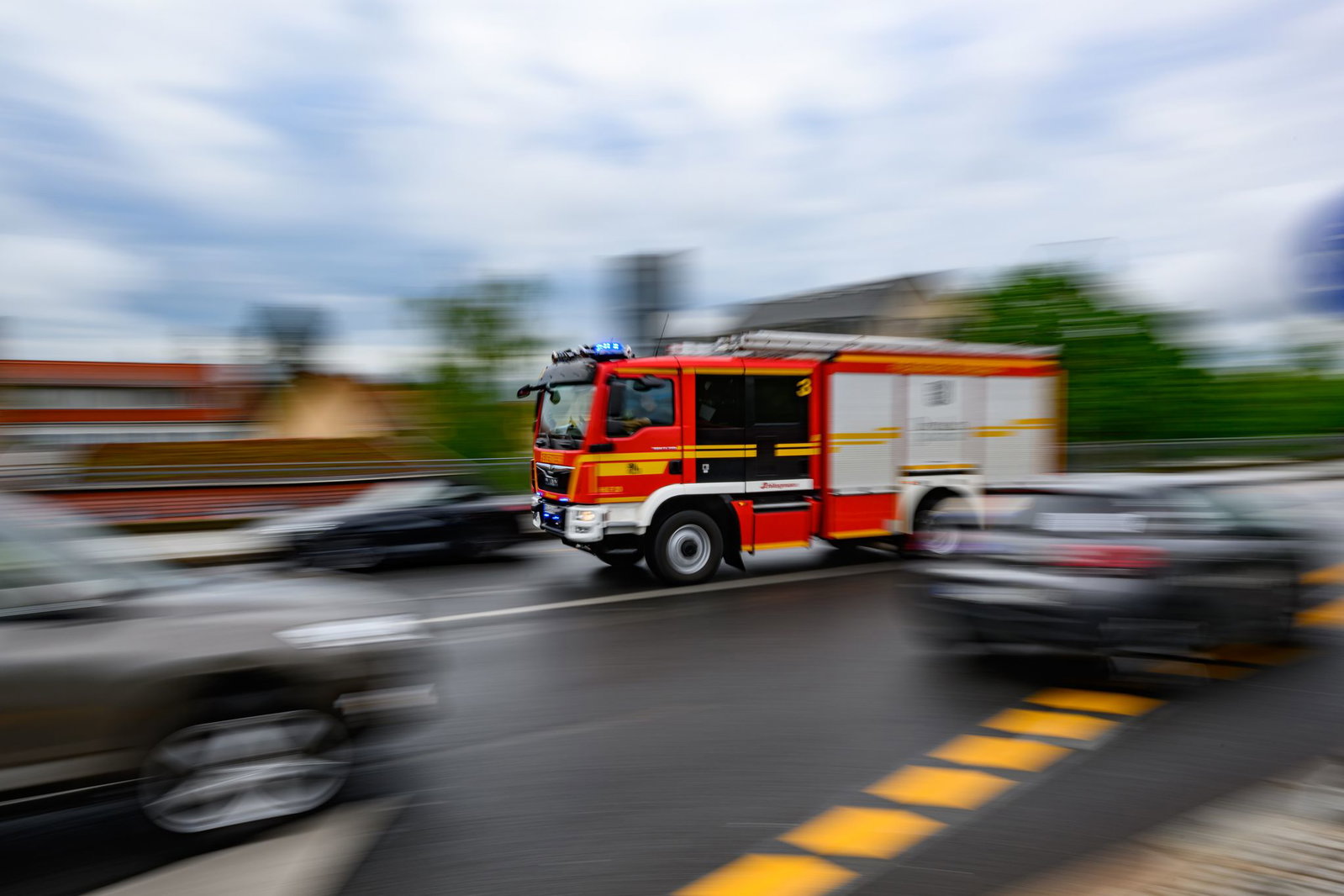 Feuerwehrleute versuchen die Flammen zu löschen. (Symbolbild)