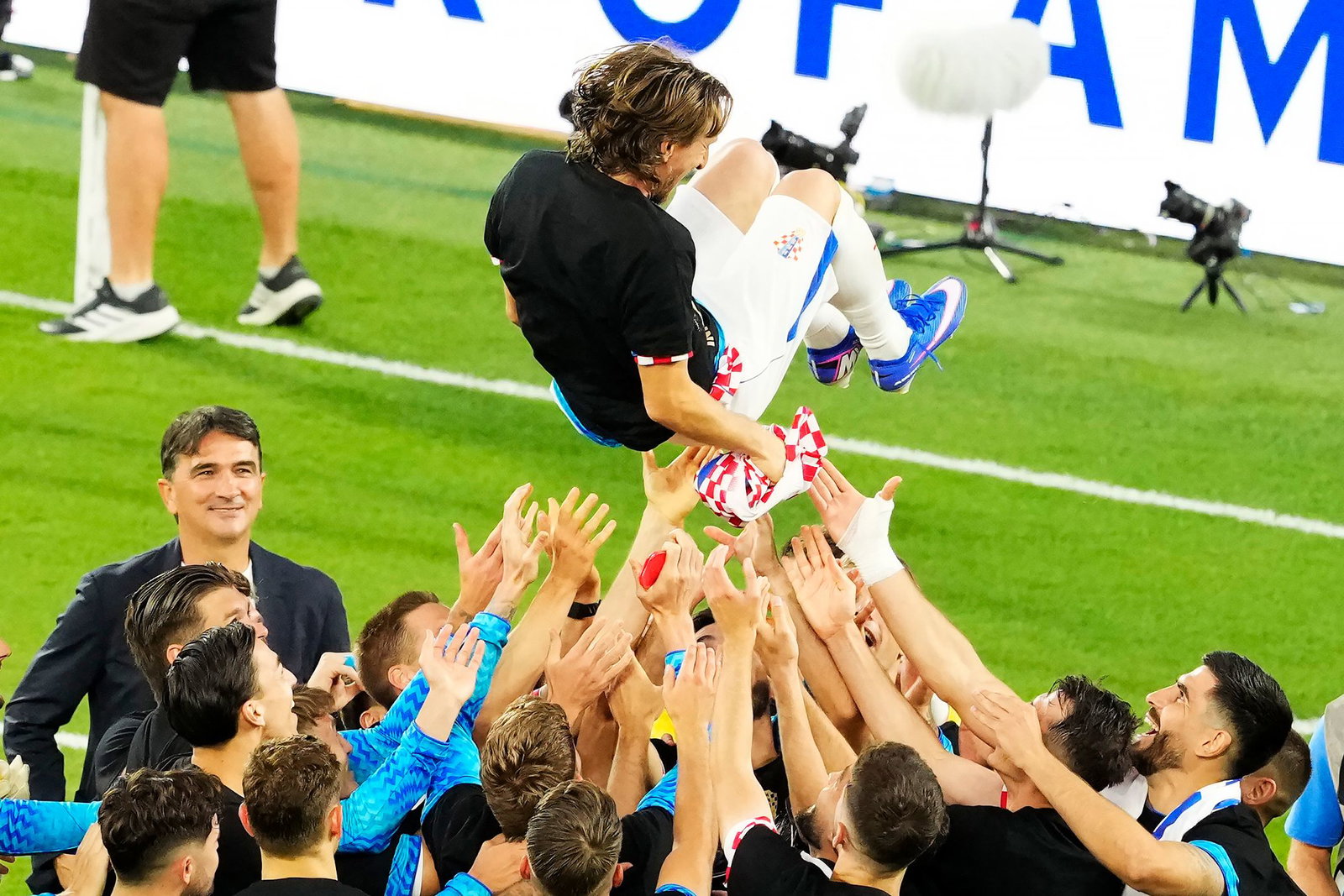 Luka Modric wurde von seinen Teamkollegen für sein 200. Länderspiel gefeiert.