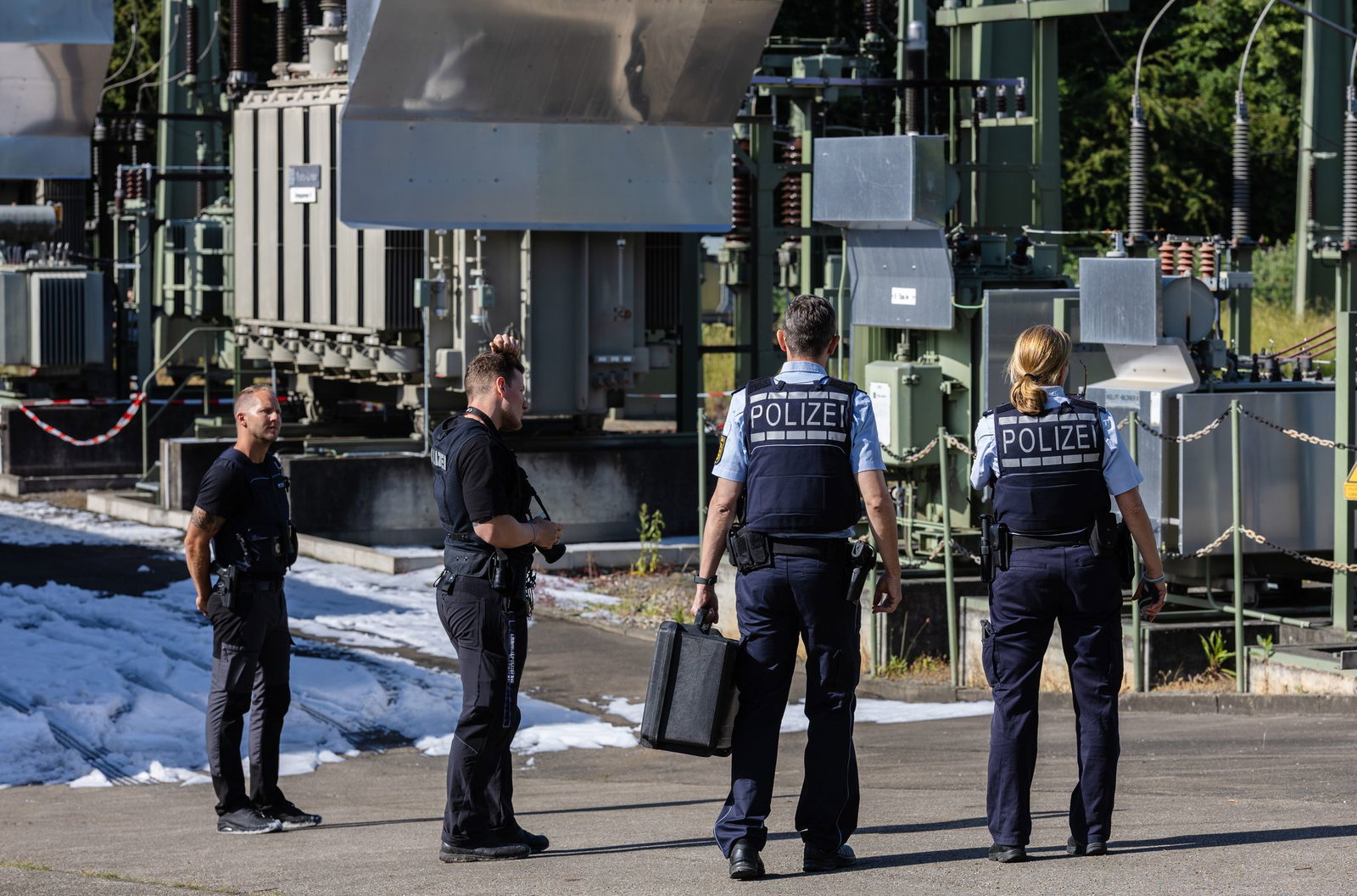 Ermittler stehen am Umspannwerk Reutlingen.