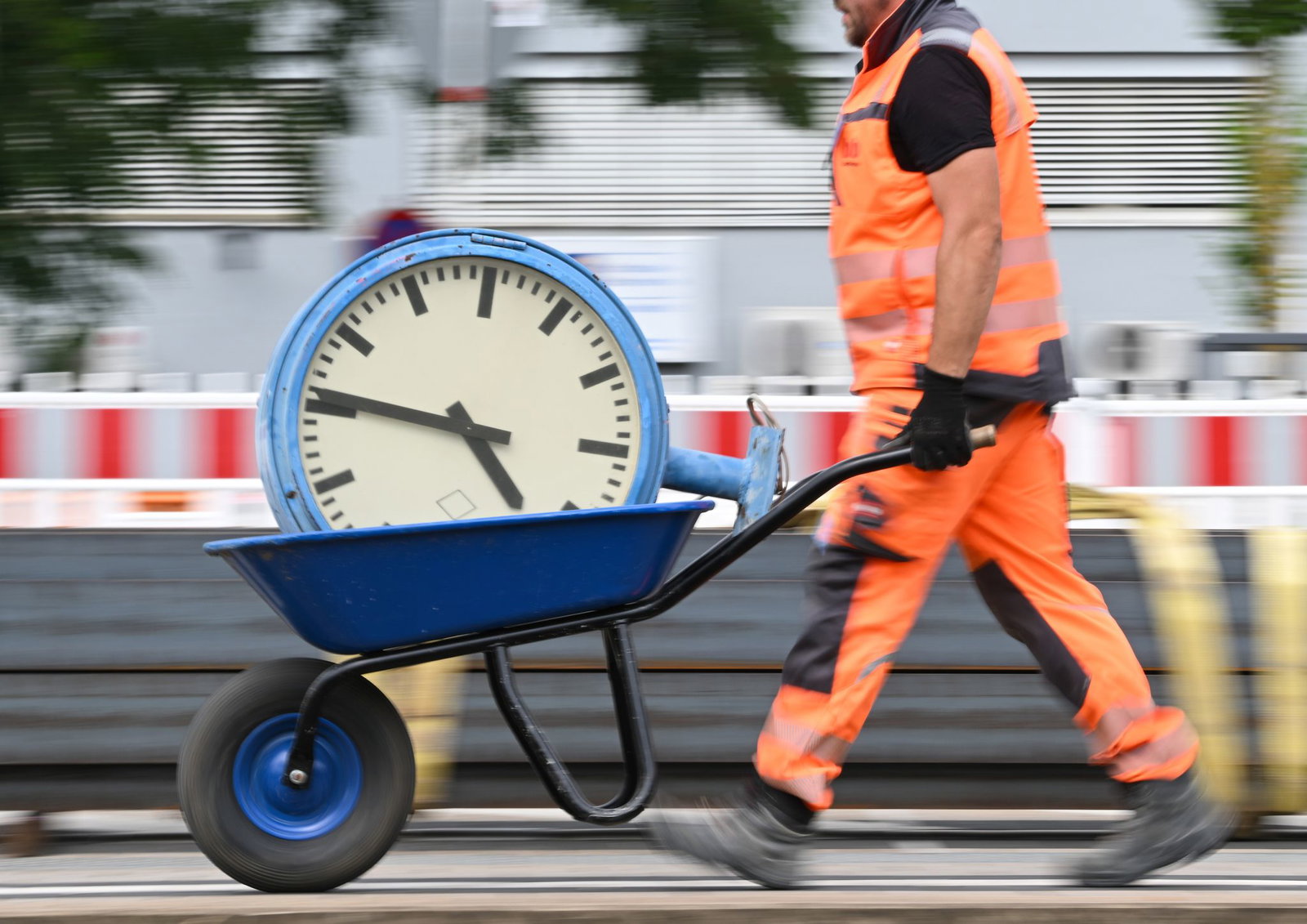 Der Achtstundentag soll nach Plänen des Bundesarbeitsministeriums grundsätzlich beibehalten werden. (Symbolbild)