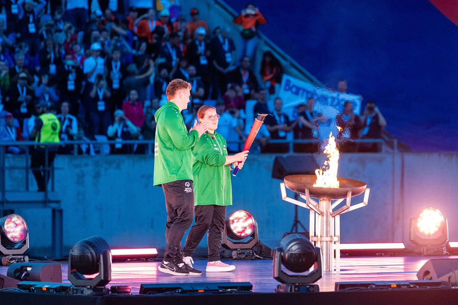 Die saarländische Athletensprecherin Hanna Hohe und Unified Partner Jesse Veit entzündeten die Flamme für die Special Olympics im Saarland.