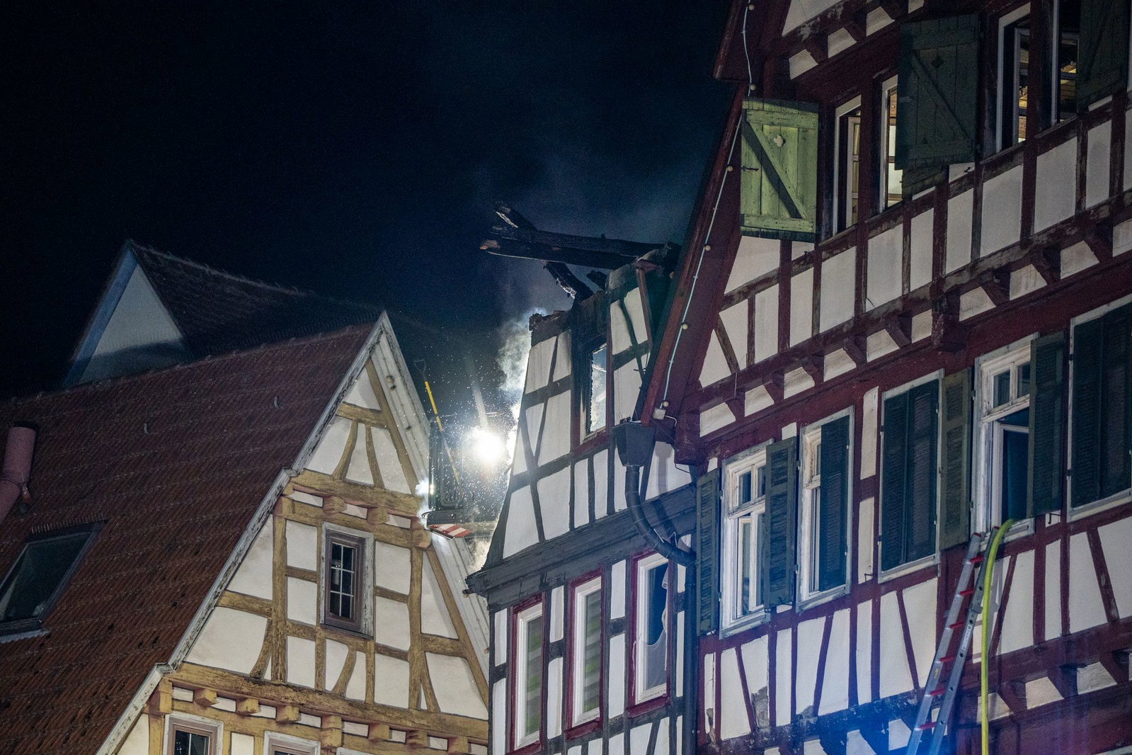 Die Flammen greifen auch auf ein benachbartes Haus über. 