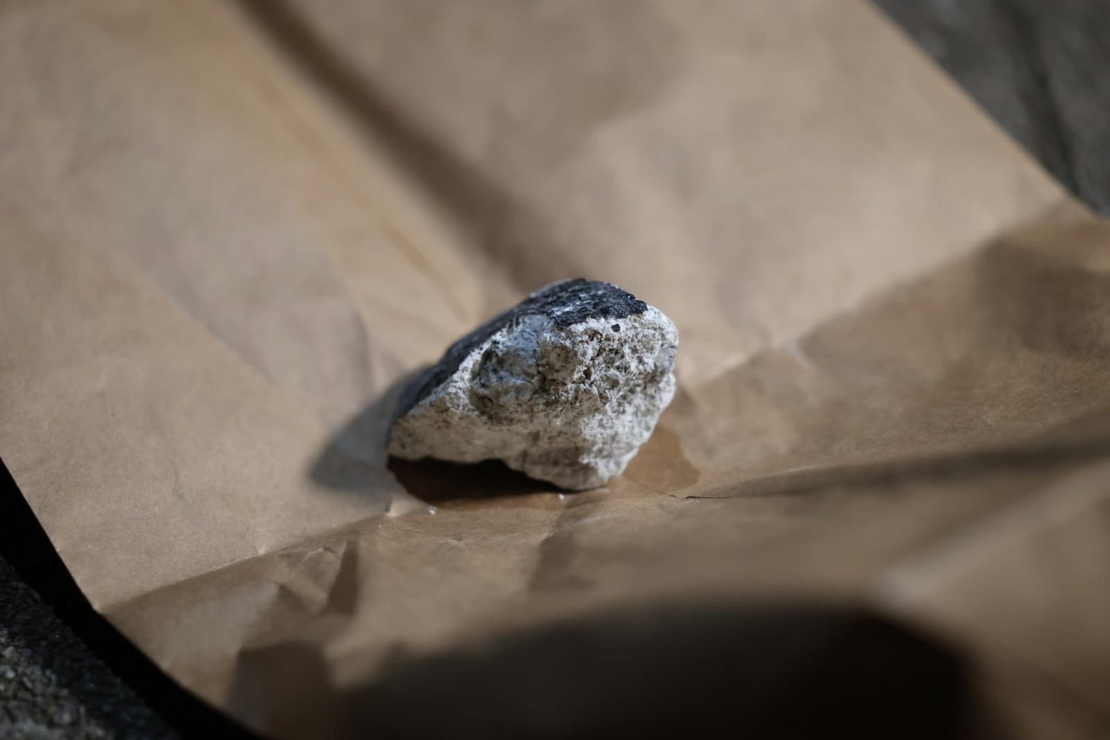 Ein Meteorit ist in Koblenz in ein Hausdach eingeschlagen, dies ist ein Stück davon. (Archivbild)