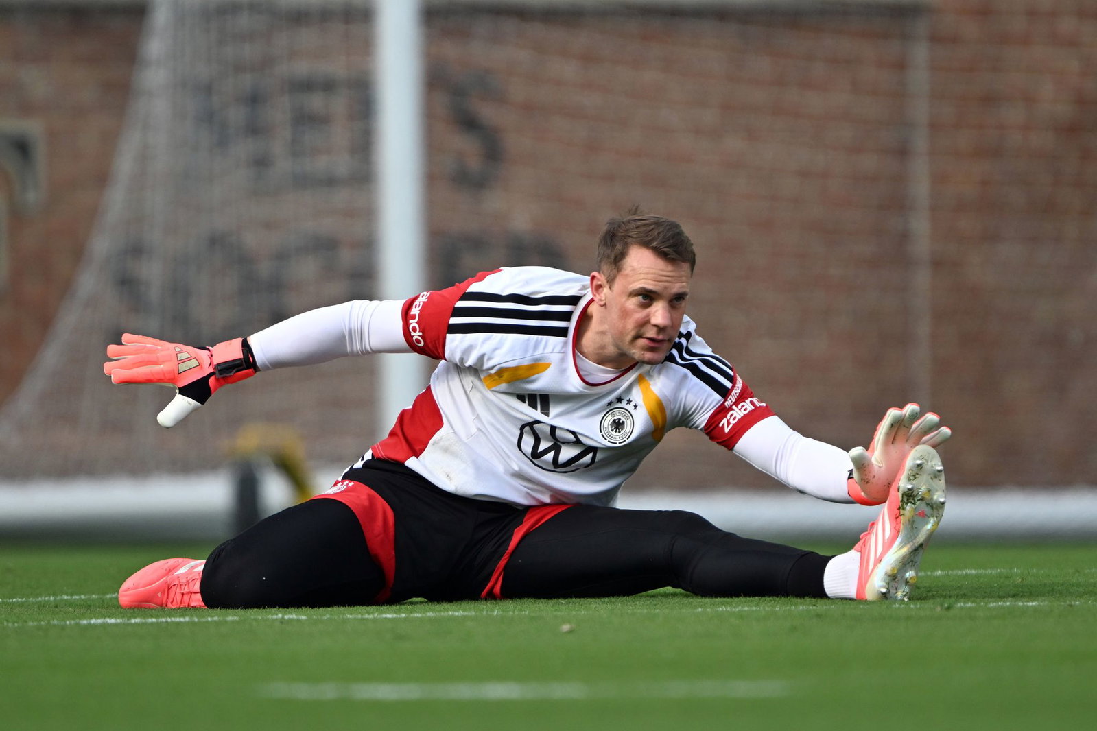 Manuel Neuer beim Training in Aktion.