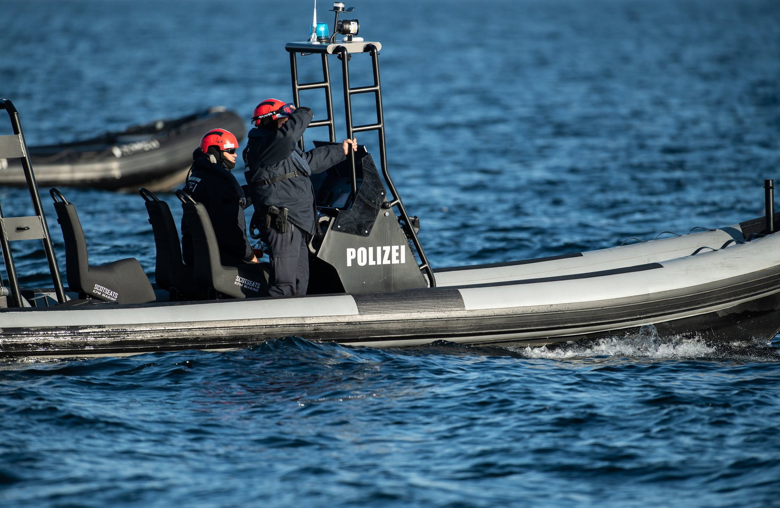 Insgesamt waren demnach vor dem Fährhafen Konstanz-Staad neun Boote von DLRG, Feuerwehr und Wasserschutzpolizei beteiligt. (Archivbild)