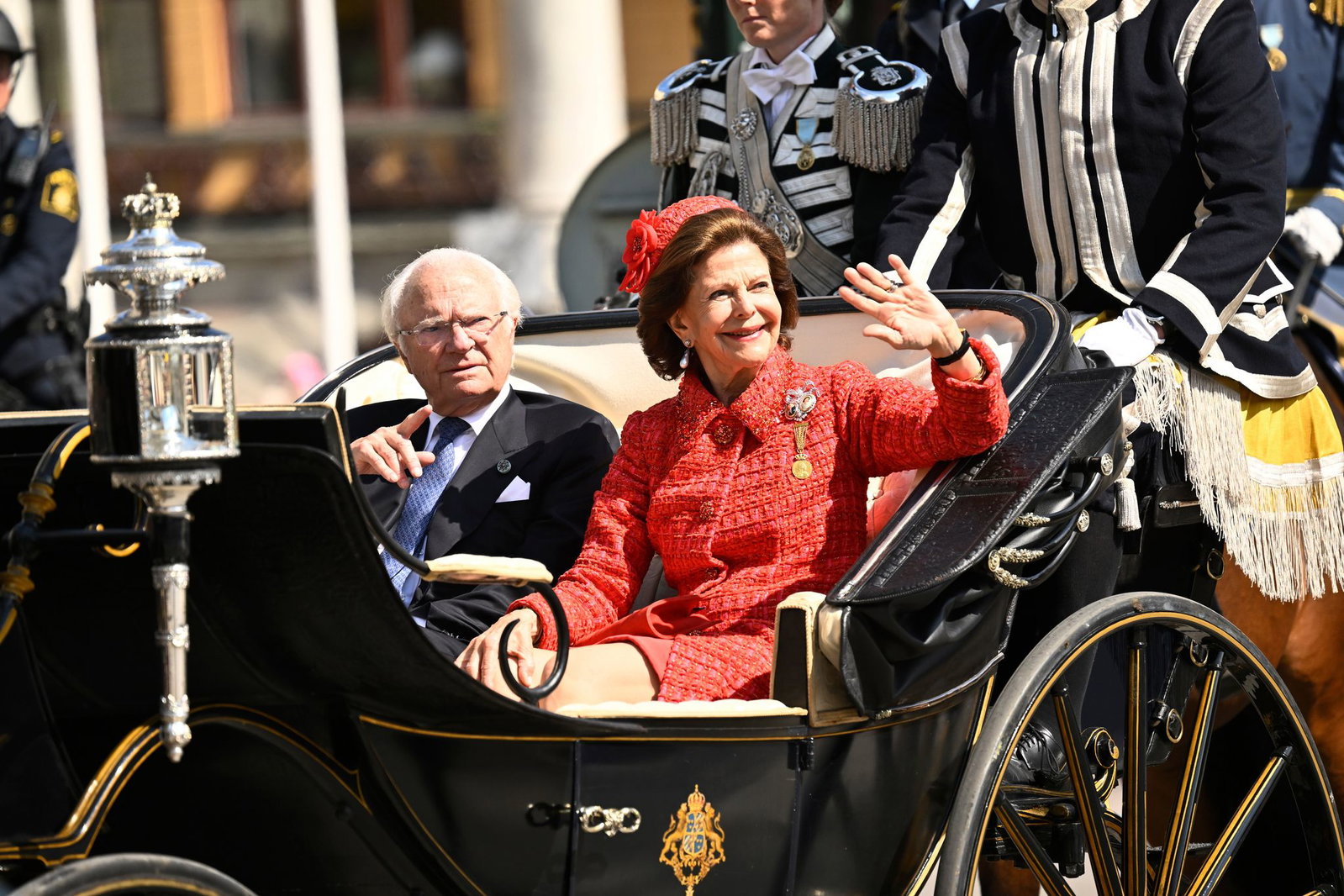 Bei der großen Feier zu ihrer Goldhochzeit fuhren König Carl XVI. Gustaf und Königin Silvia am vergangenen Wochenende in einer offenen Kutsche durch Stockholm. 