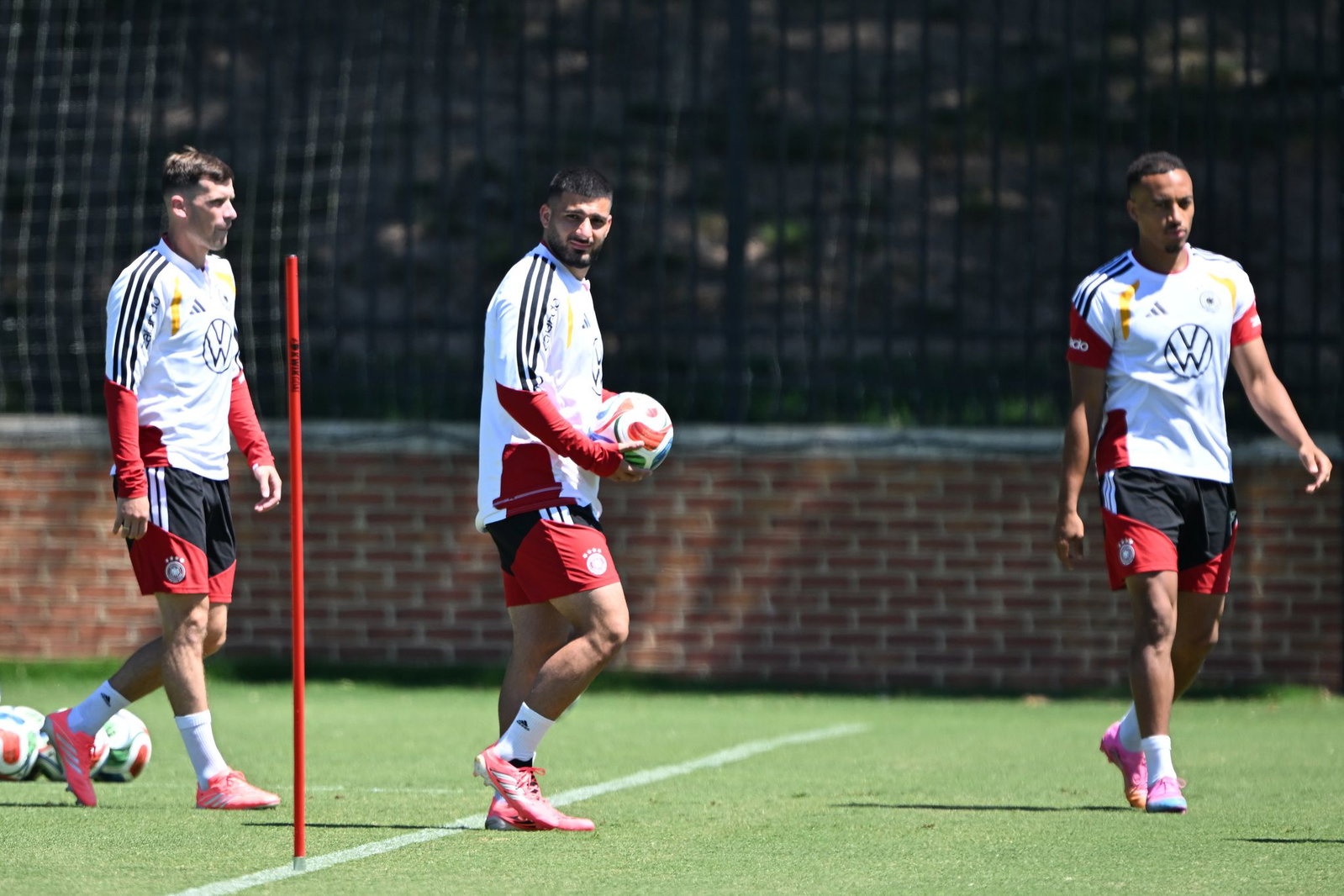 Wer nicht in der Startelf steht, muss wie Deniz Undav (mit Ball) am Tag nach dem Spiel zum Reservisten-Training. 