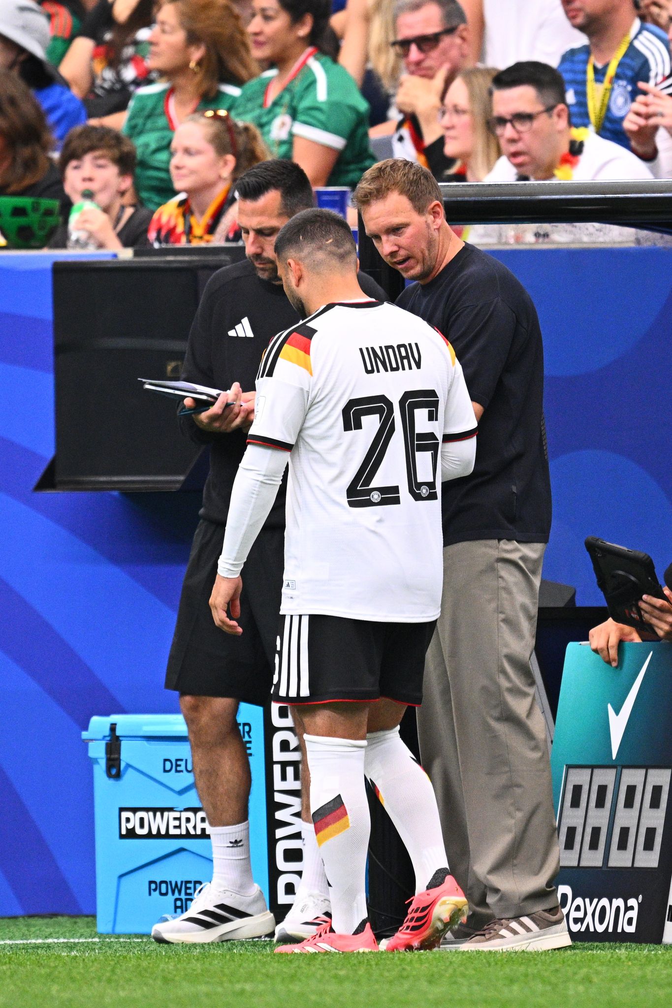 Der Trainer und sein Edeljoker: Letzte Anweisungen von Julian Nagelsmann an Deniz Undav beim ersten WM-Spiel. (Archivbild)