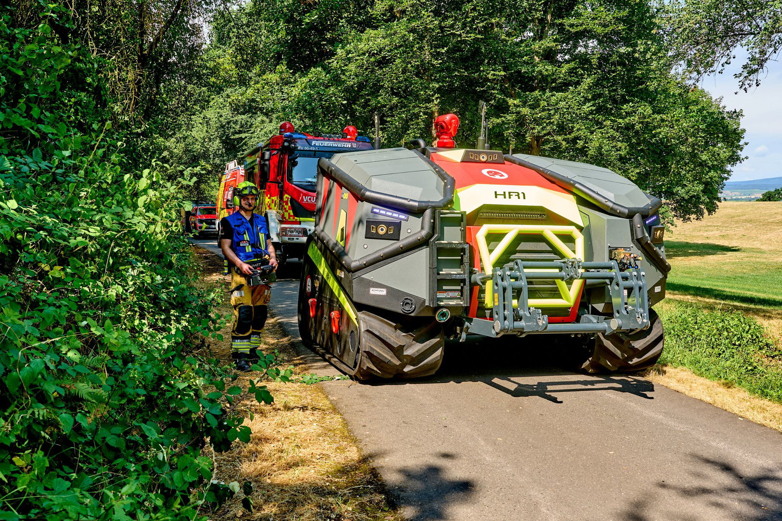 Aus dem Kreis Vechta in Niedersachsen kam der Löschroboter per Tieflader. 