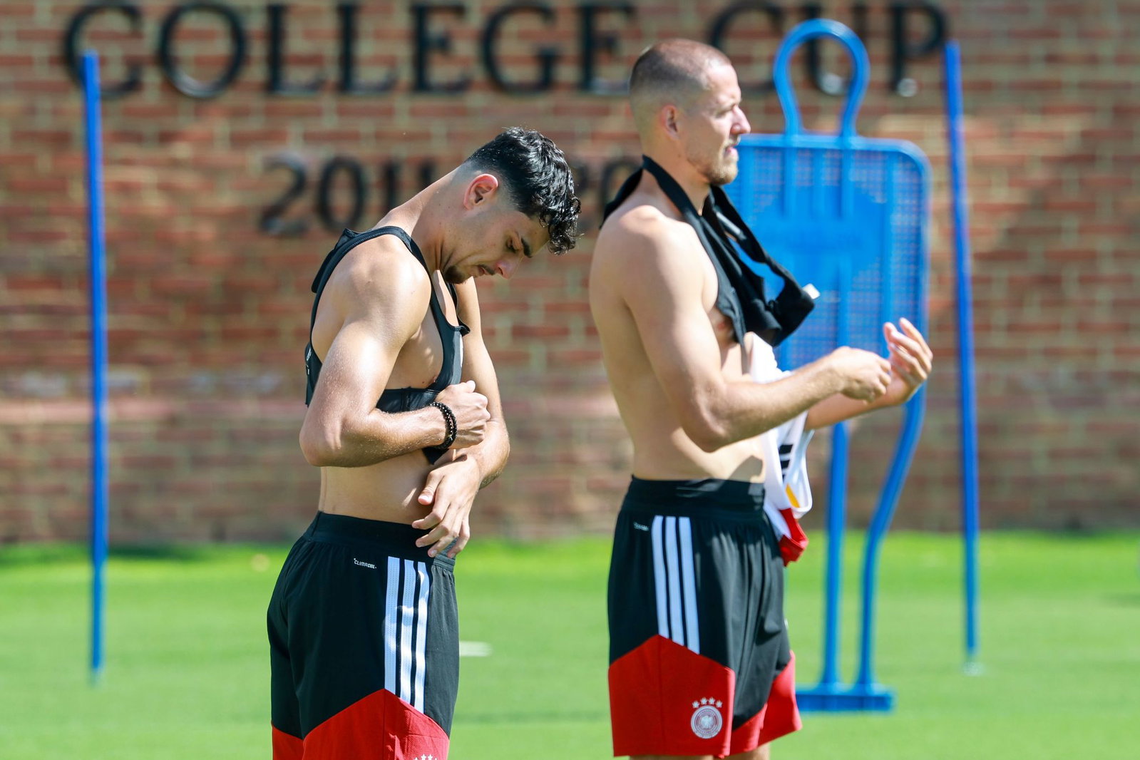 «Hart trainieren» ist auch im Turnier wichtig: Aleksandar Pavlovic (l) und Waldemar Anton auf dem Trainingsplatz in Winston-Salem. (Archivbild)