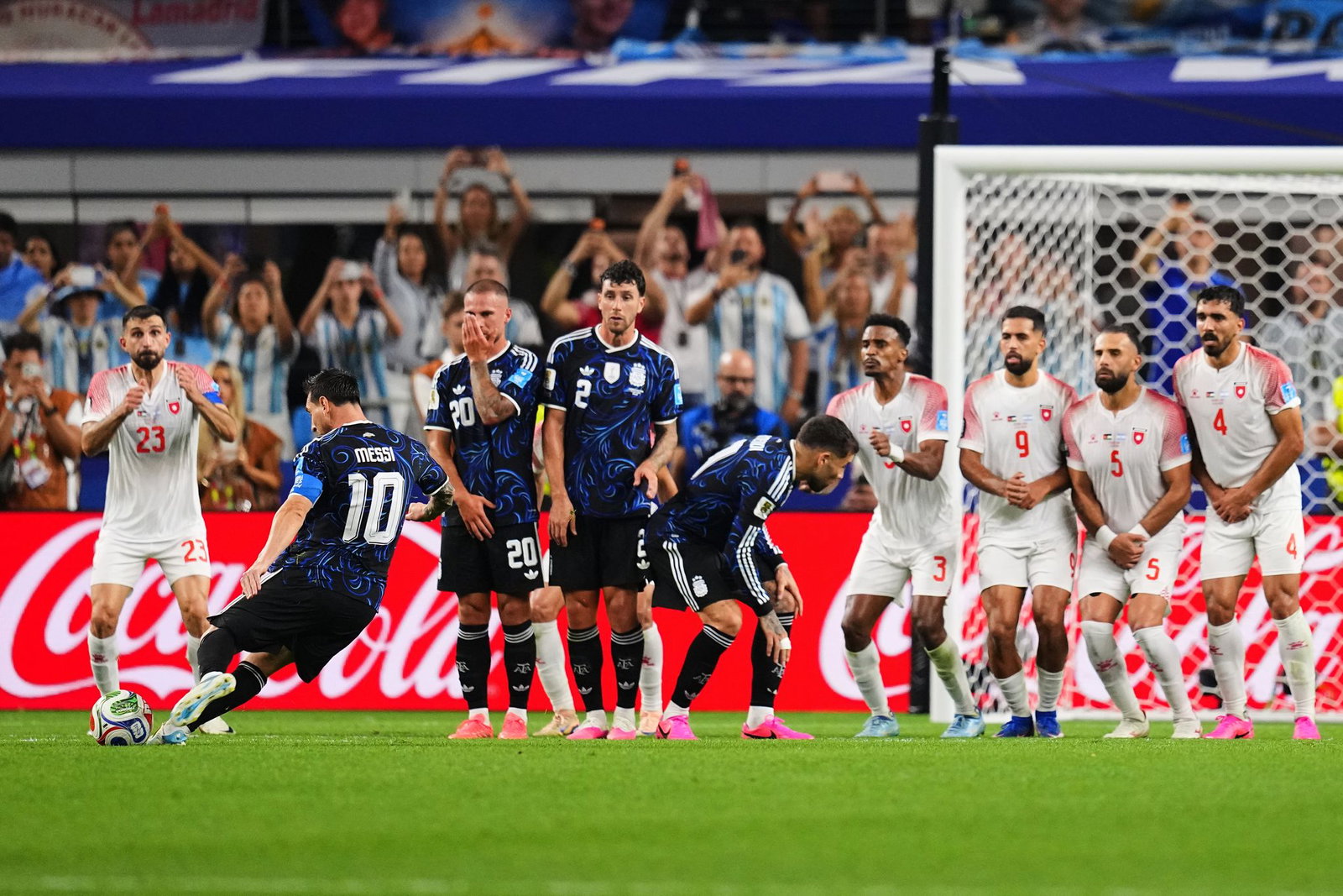  Lionel Messi trifft per Freistoß gegen Jordanien.