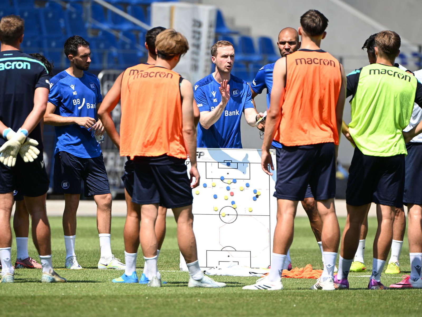 Erstes Training beim KSC für Neu-Coach Maximilian Senft (M).