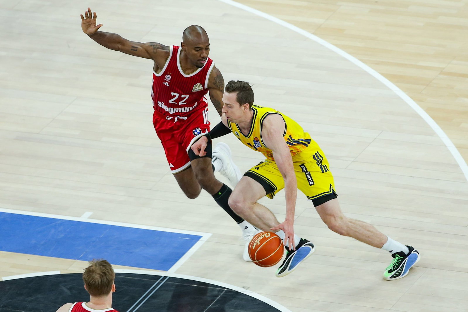 Bayerns Isiaha Mike (links) und Justin Bean von Alba Berlin kämpfen um den Ball.