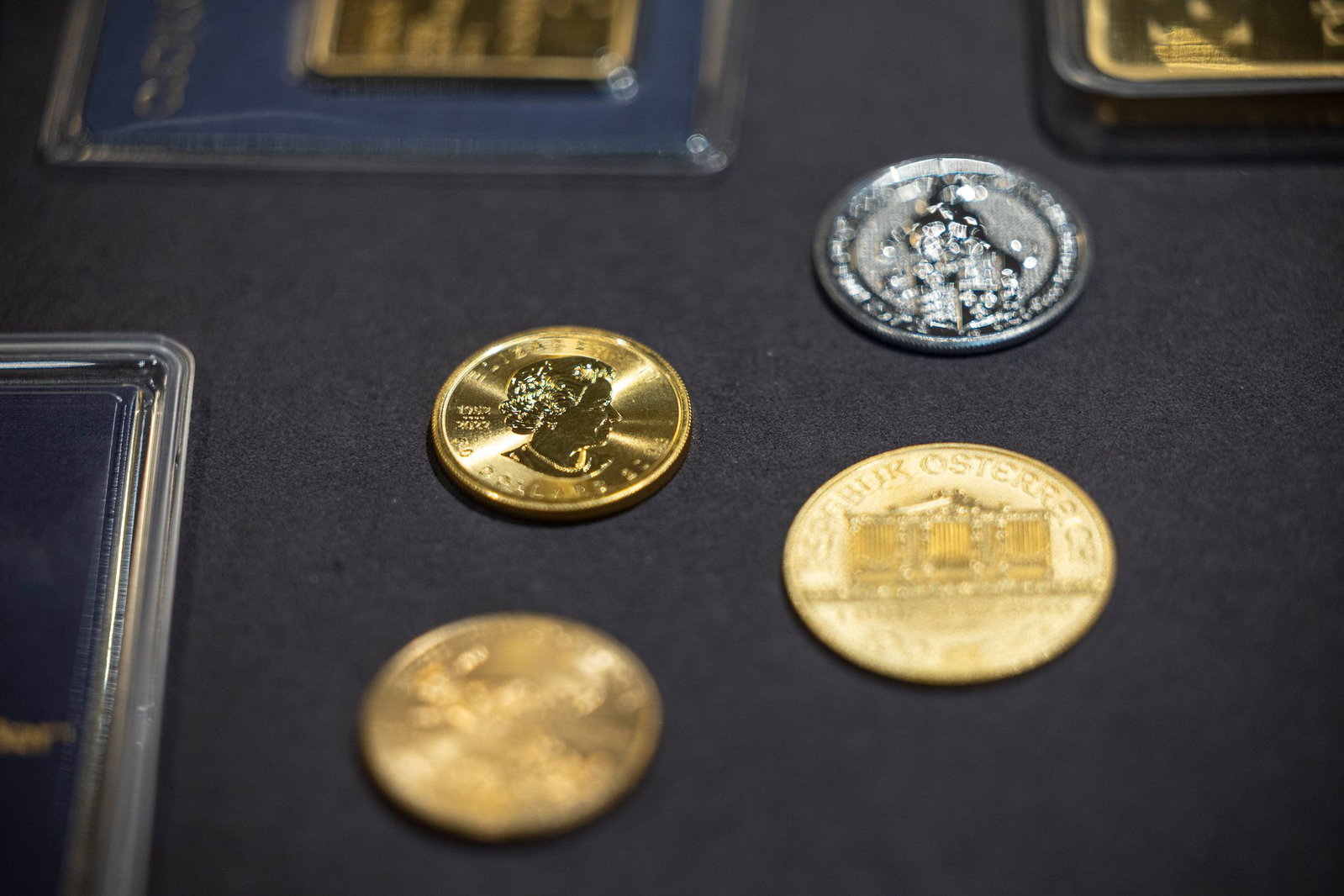 Bei dem Tatverdächtigen wurden zahlreiche Gold- und Silbermünzen gefunden. (Symbolbild)
