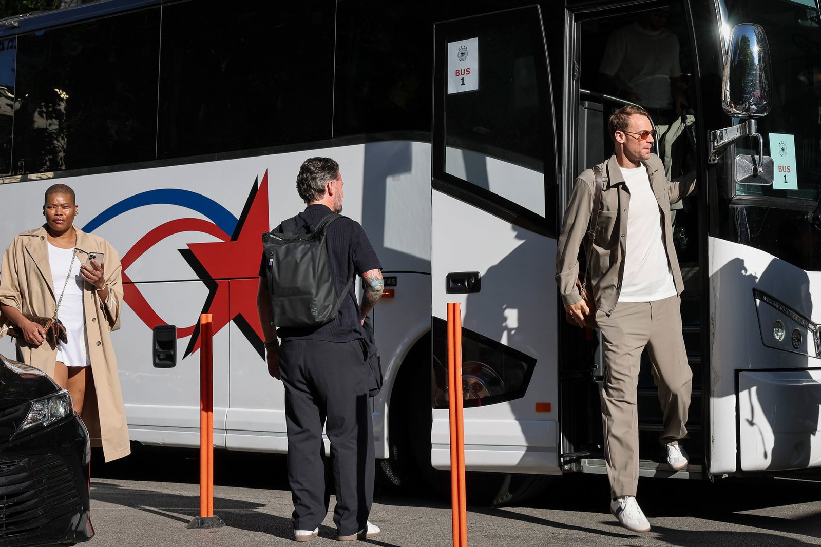 Manuel Neuer steigt aus dem DFB-Bus in Chicago. 
