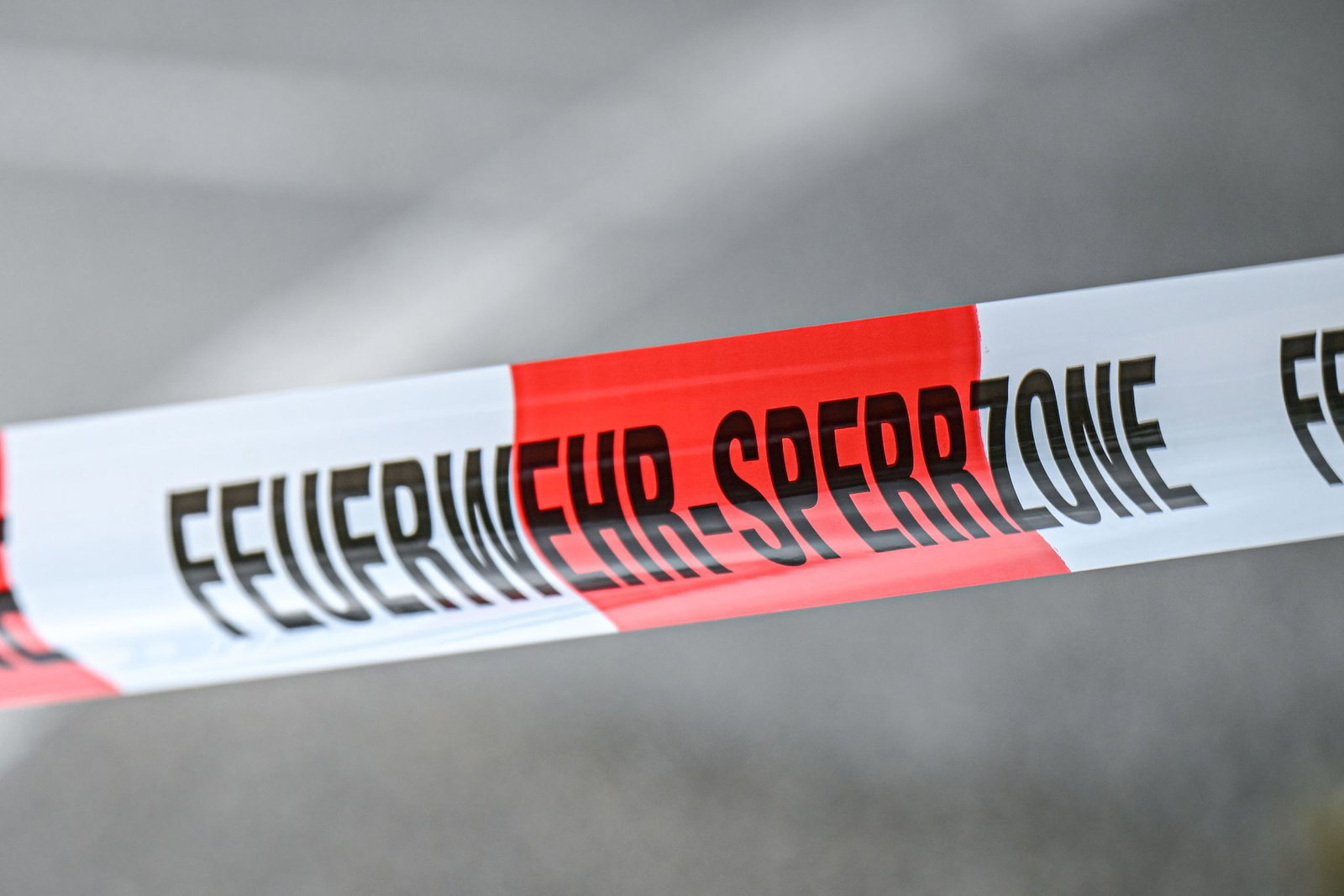 Feuerwehreinsatz an der Grundschule: Wegen des Gasaustritts fällt der Unterricht aus. (Symbolbild)
