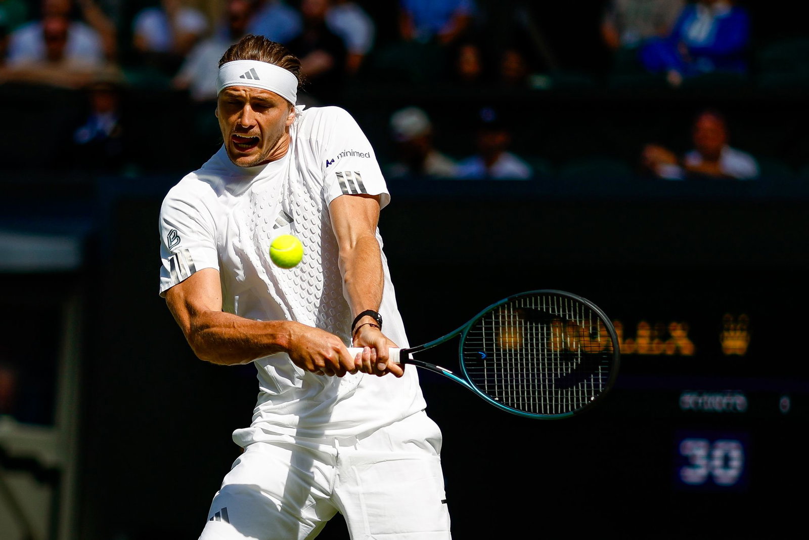 Alexander Zverev hat in der ersten Runde Probleme, setzt sich aber durch.