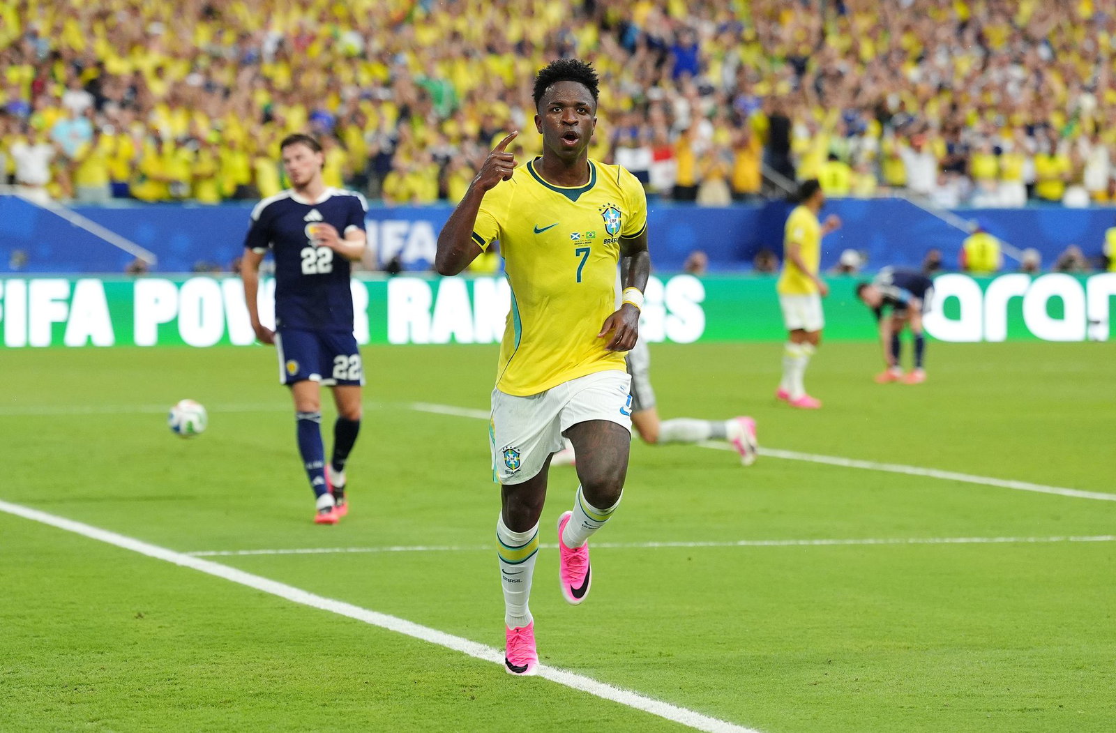 Brasiliens Stürmerstar Vinícius Júnior jubelt über sein zweites Tor gegen Schottland.