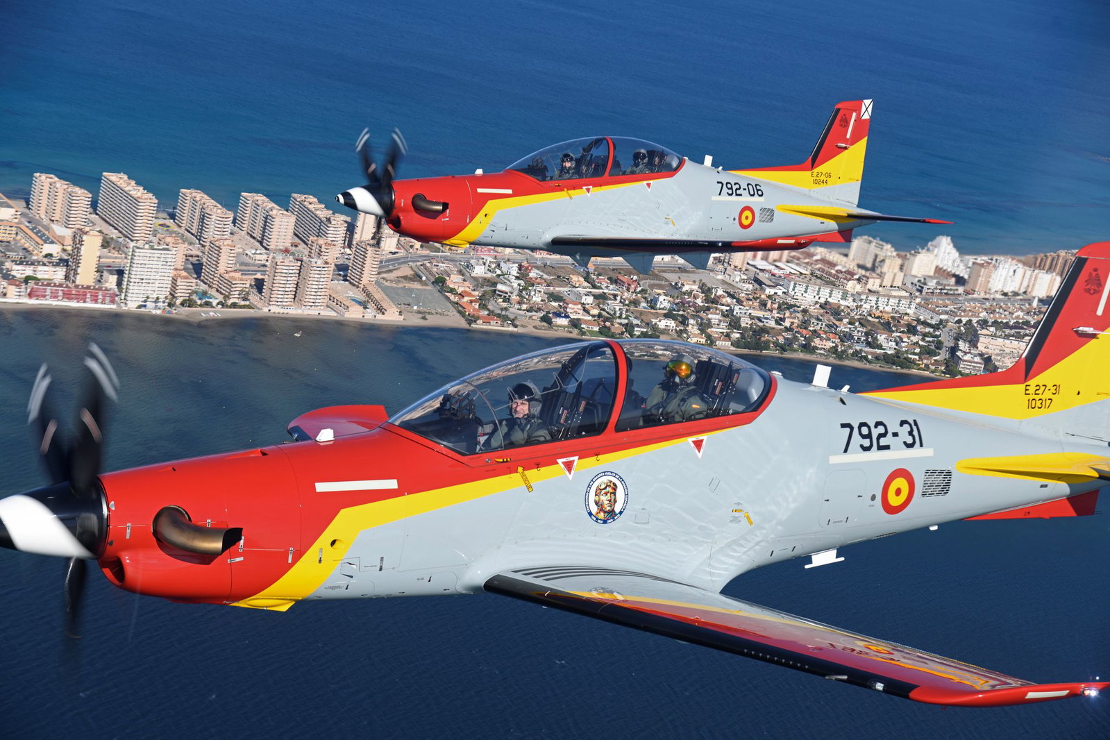 Vater und Tochter in je einem Trainingsflugzeug über dem Mittelmeer: Im vorderen Flugzeug Spaniens König Felipe VI., im hinteren Thronfolgerin, Kronprinzessin Leonor.