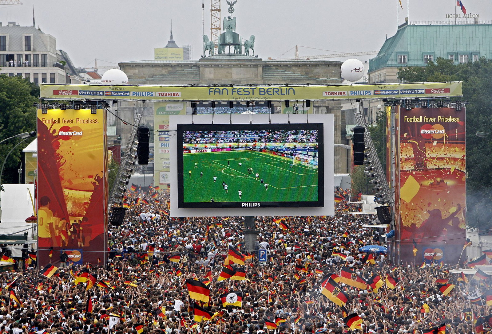 Die Fanmeile am Brandenburger Tor war 2006 bestens gefüllt. (Archivbild)