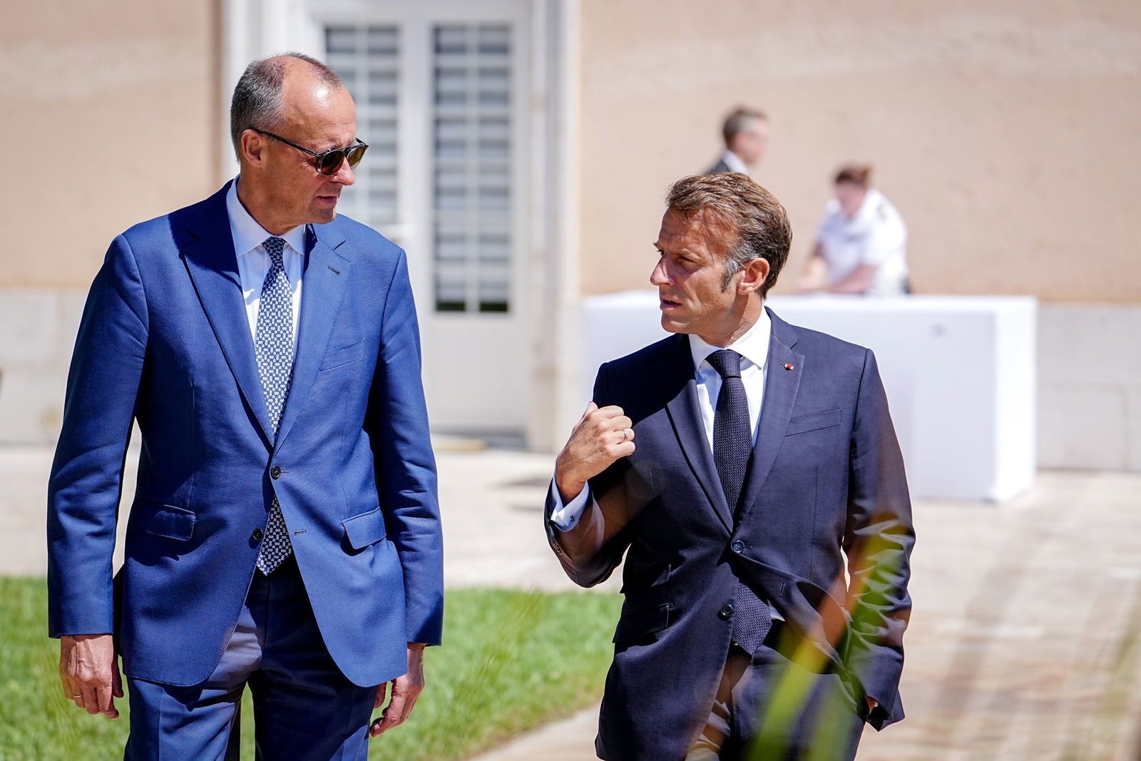 Merz (l) und Macron wollen den EU-Beitrittsprozess gemeinsam beschleunigen. (Archivbild)