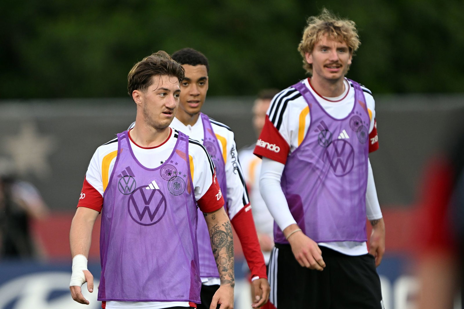 Nick Woltemade (r.) ist in der Nationalmannschaft nicht mehr in der Startelf gesetzt. 