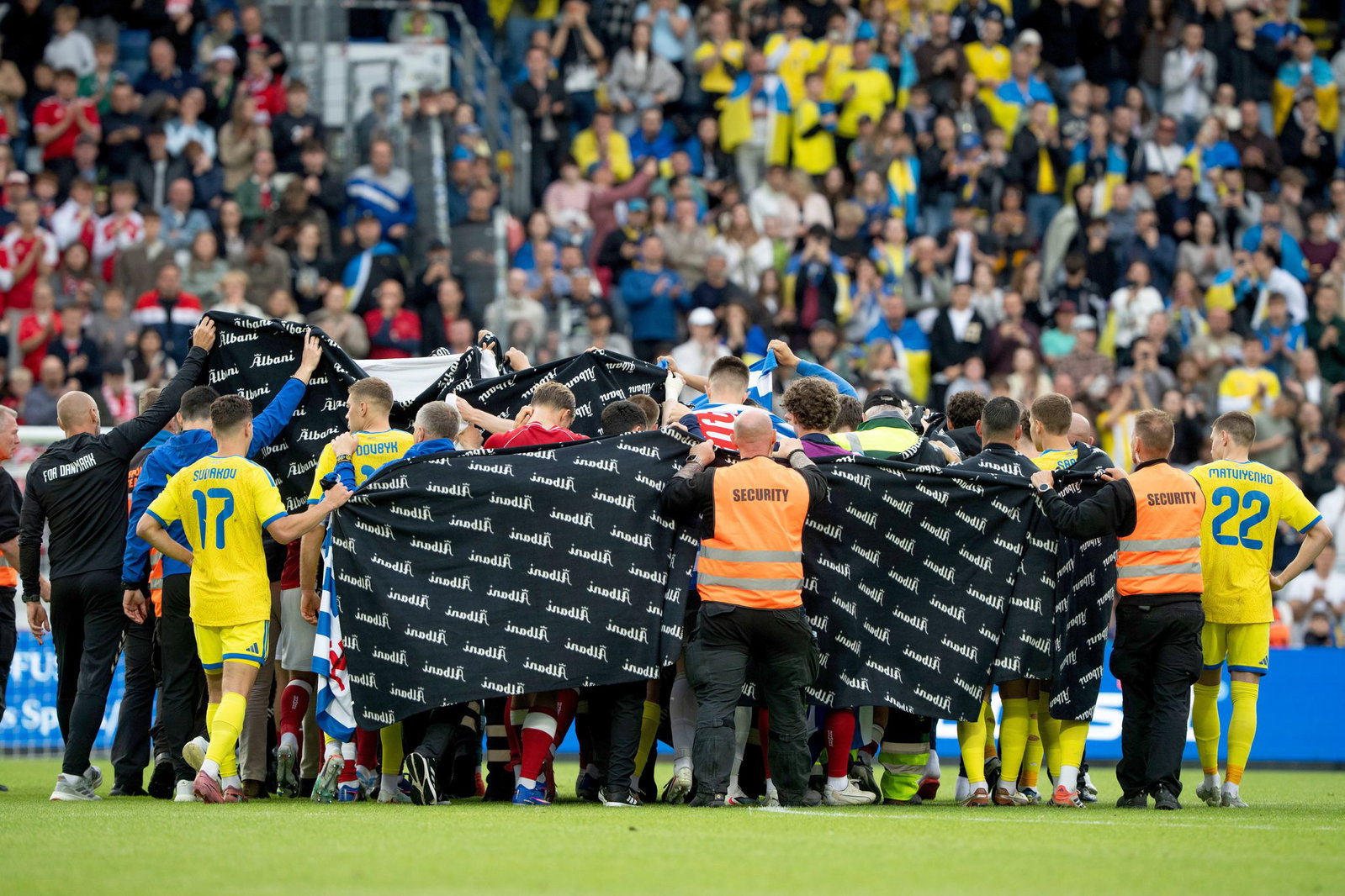 Die Spieler aus Dänemark und der Ukraine schirmen Christian Eriksen nach seinem Zusammenbruch ab. 