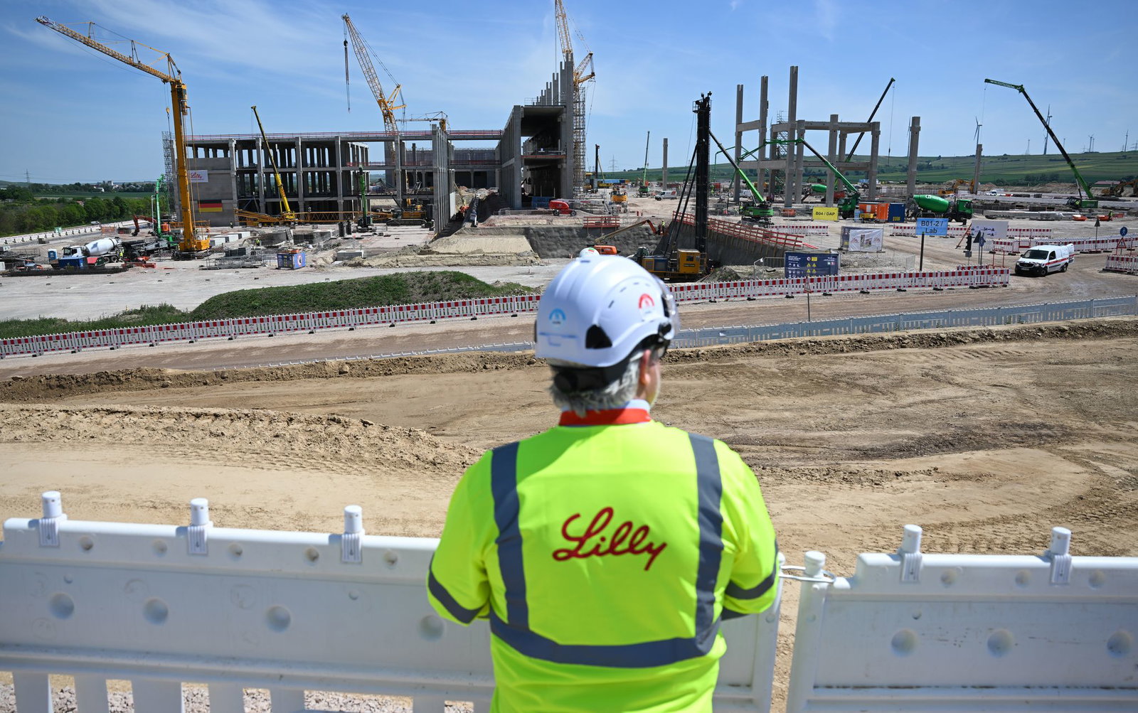 Die Bauarbeiten in Alzey laufen, doch soll das neue Werk nun mit einer verminderten Kapazität 2027 an den Start gehen. (Archivbild)