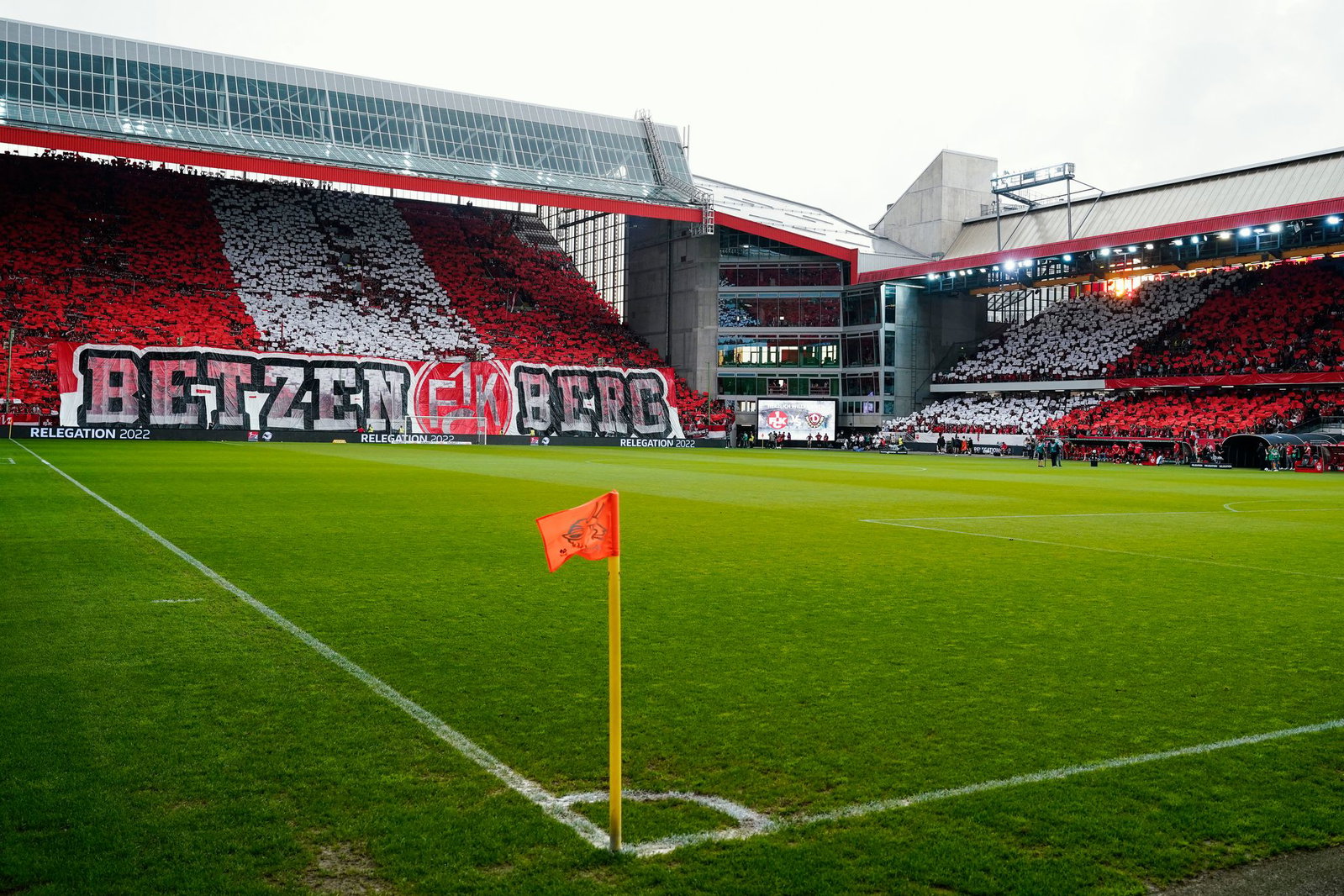 Thierry Tazemeta spielt künftig im Fritz-Walter-Stadion. (Archivbild)