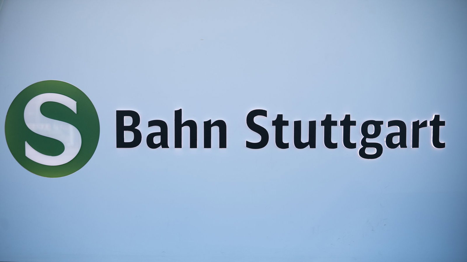 Bundesweit fährt aktuell kein Zug - und auch S-Bahnen stehen still. (Symbolbild)