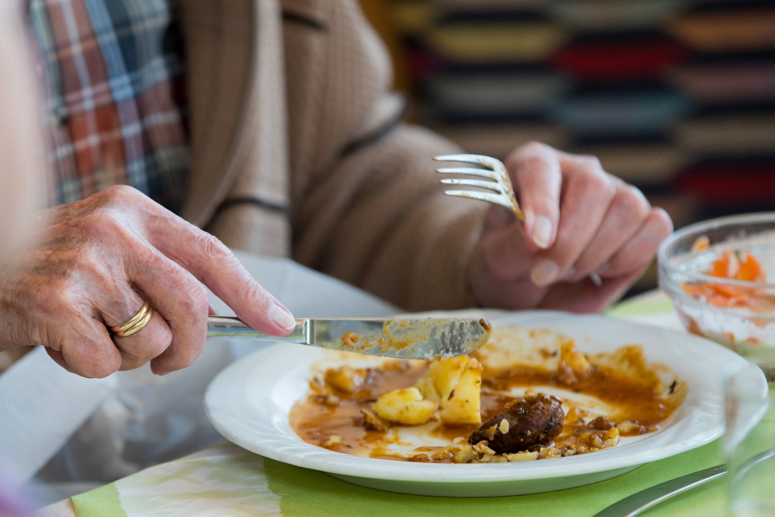 Das Projekt soll ärmeren alten Menschen ein warmes Mittagessen ermöglichen. (Symbolbild)