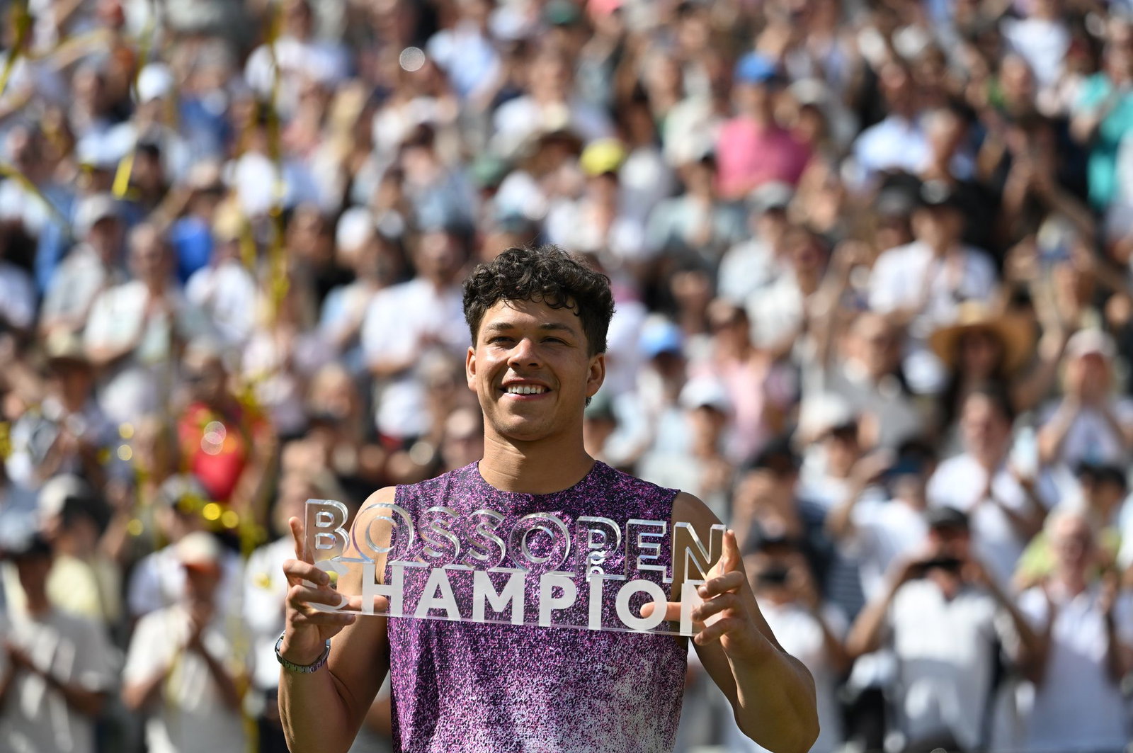 US-Profi Ben Shelton feiert den Tennis-Titel in Stuttgart.