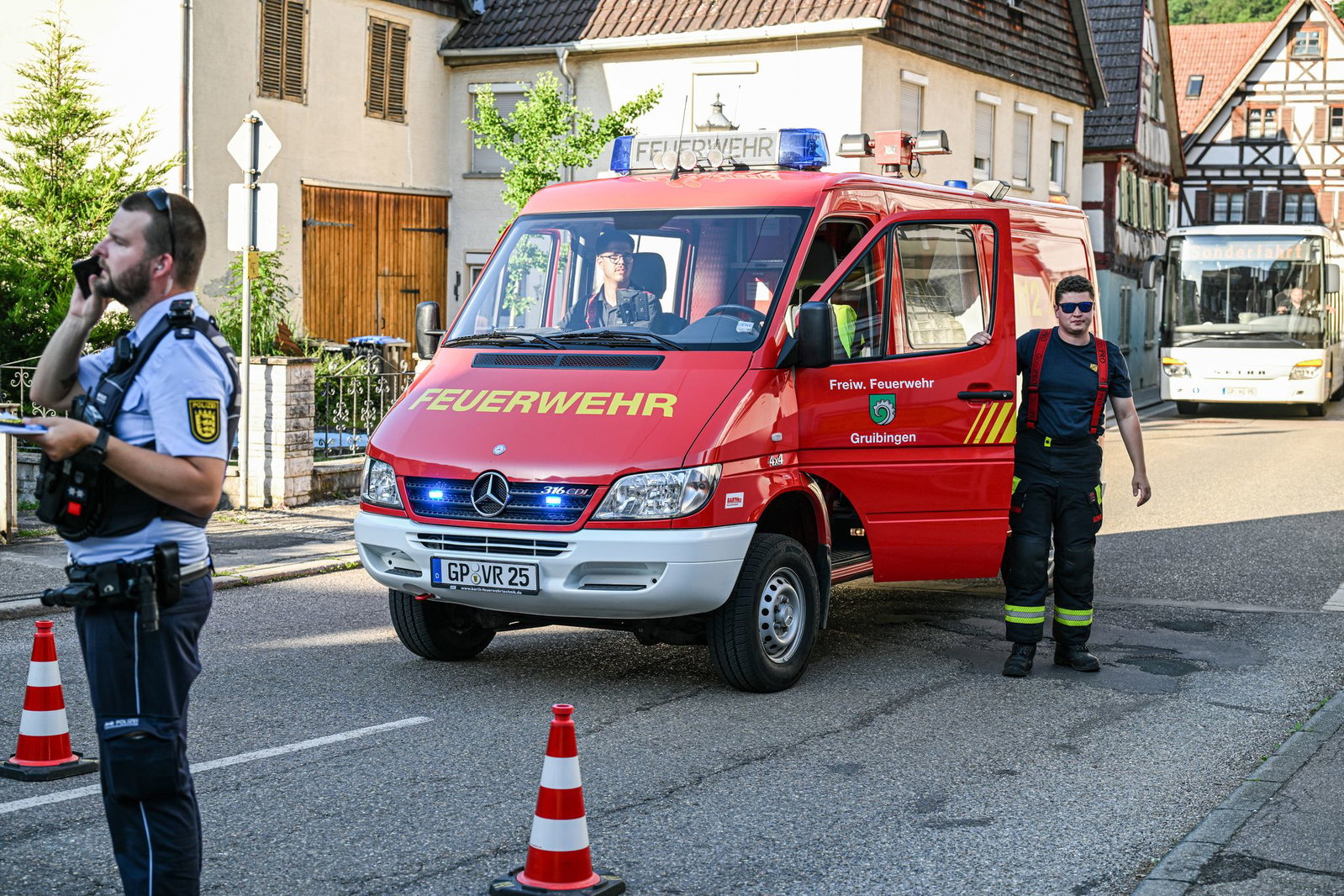 Wegen des havarierten Lastwagens mit Gefahrgut helfen hunderte Einsatzkräfte. 